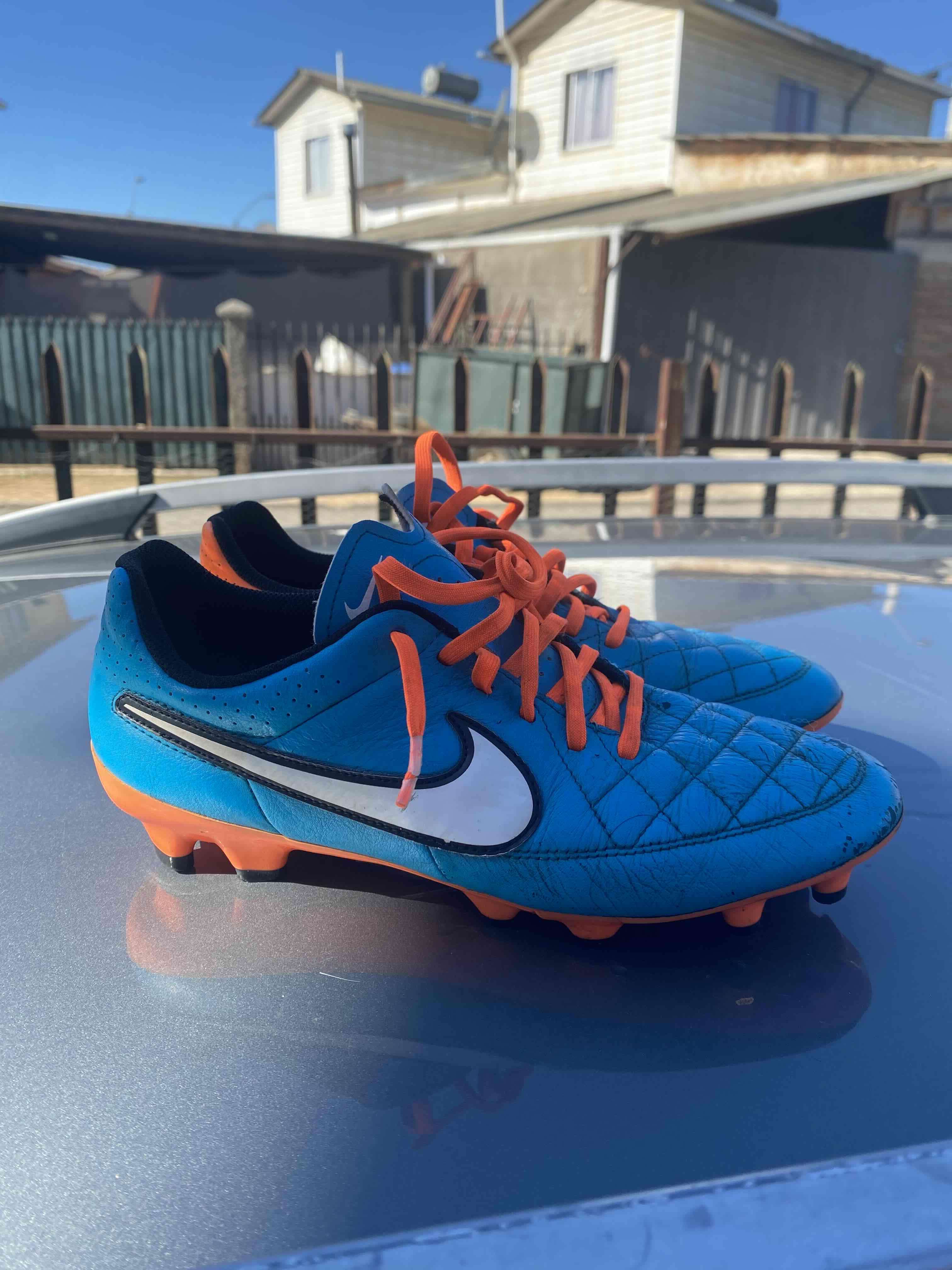 Zapatos de fútbol Nike Tiempo azul y naranja - miniatura 1