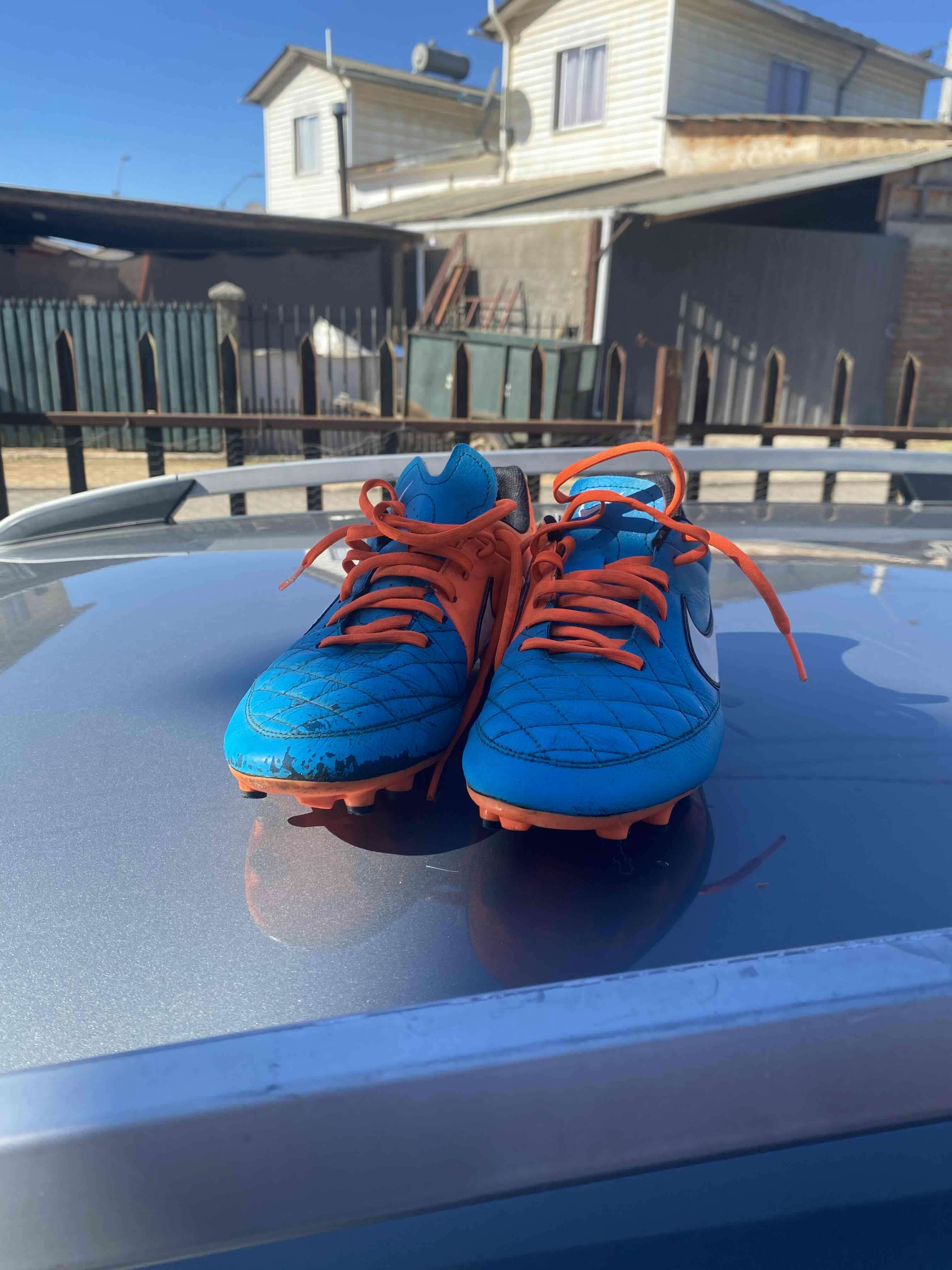 Zapatos de fútbol Nike Tiempo azul y naranja - miniatura 2