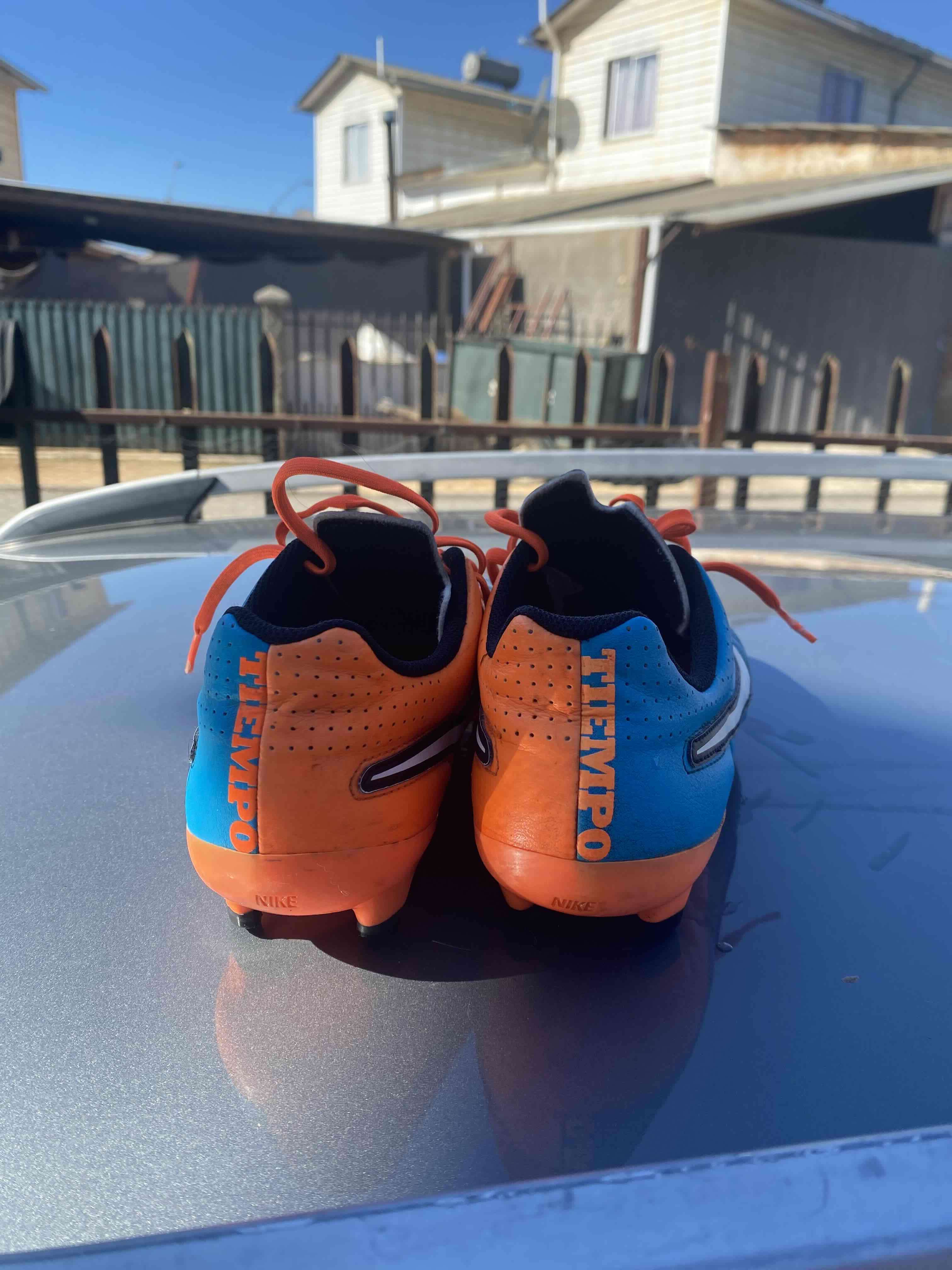 Zapatos de fútbol Nike Tiempo azul y naranja - miniatura 3
