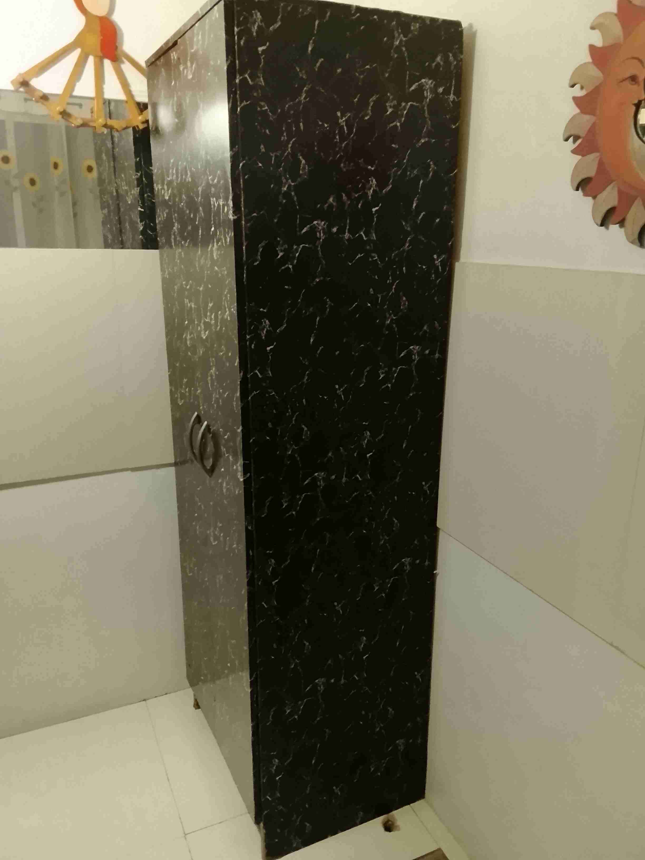 Armario negro con diseño de mármol - miniatura 1