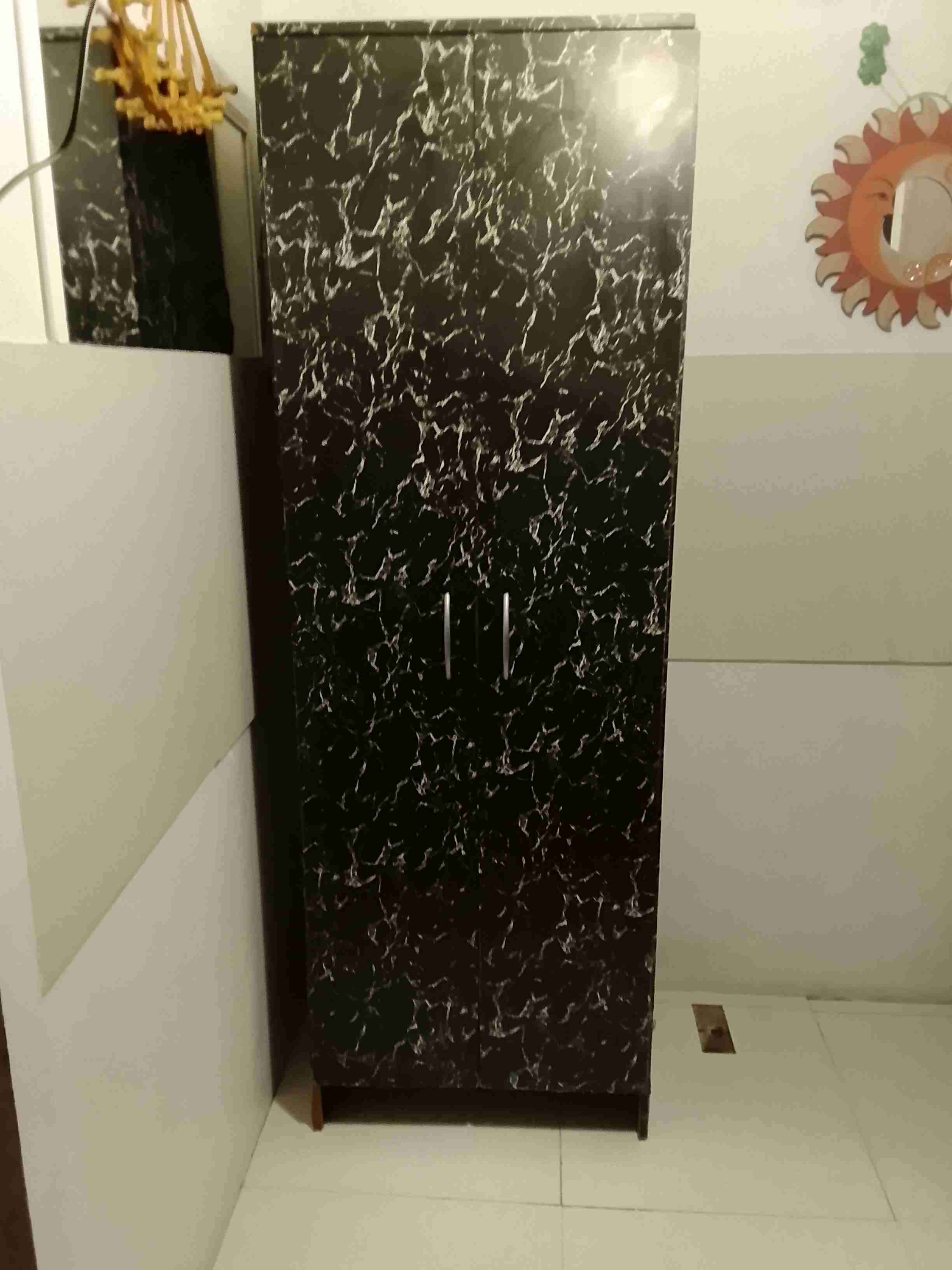 Armario negro con diseño de mármol - miniatura 3