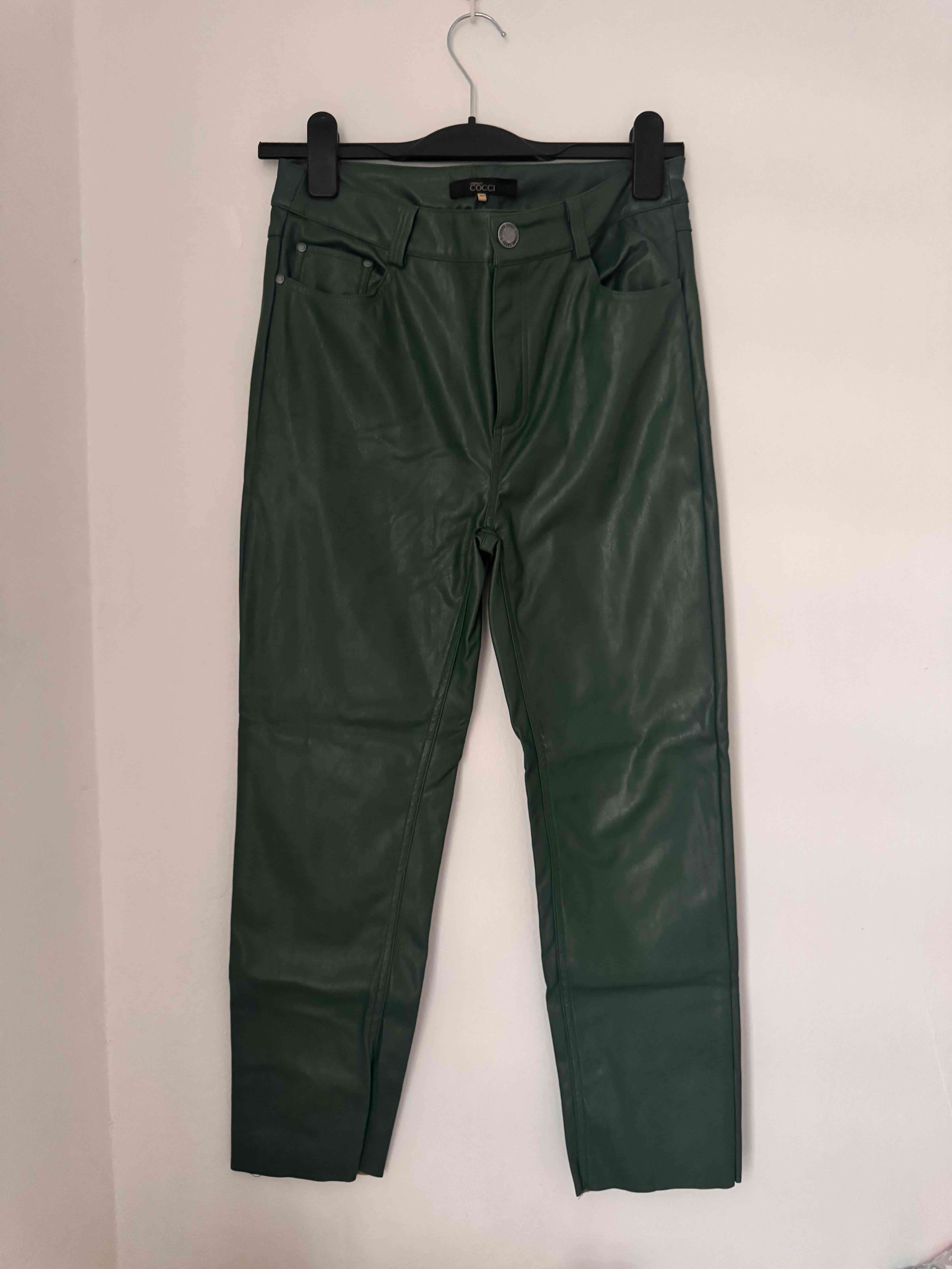 Pantalones verdes de cuero