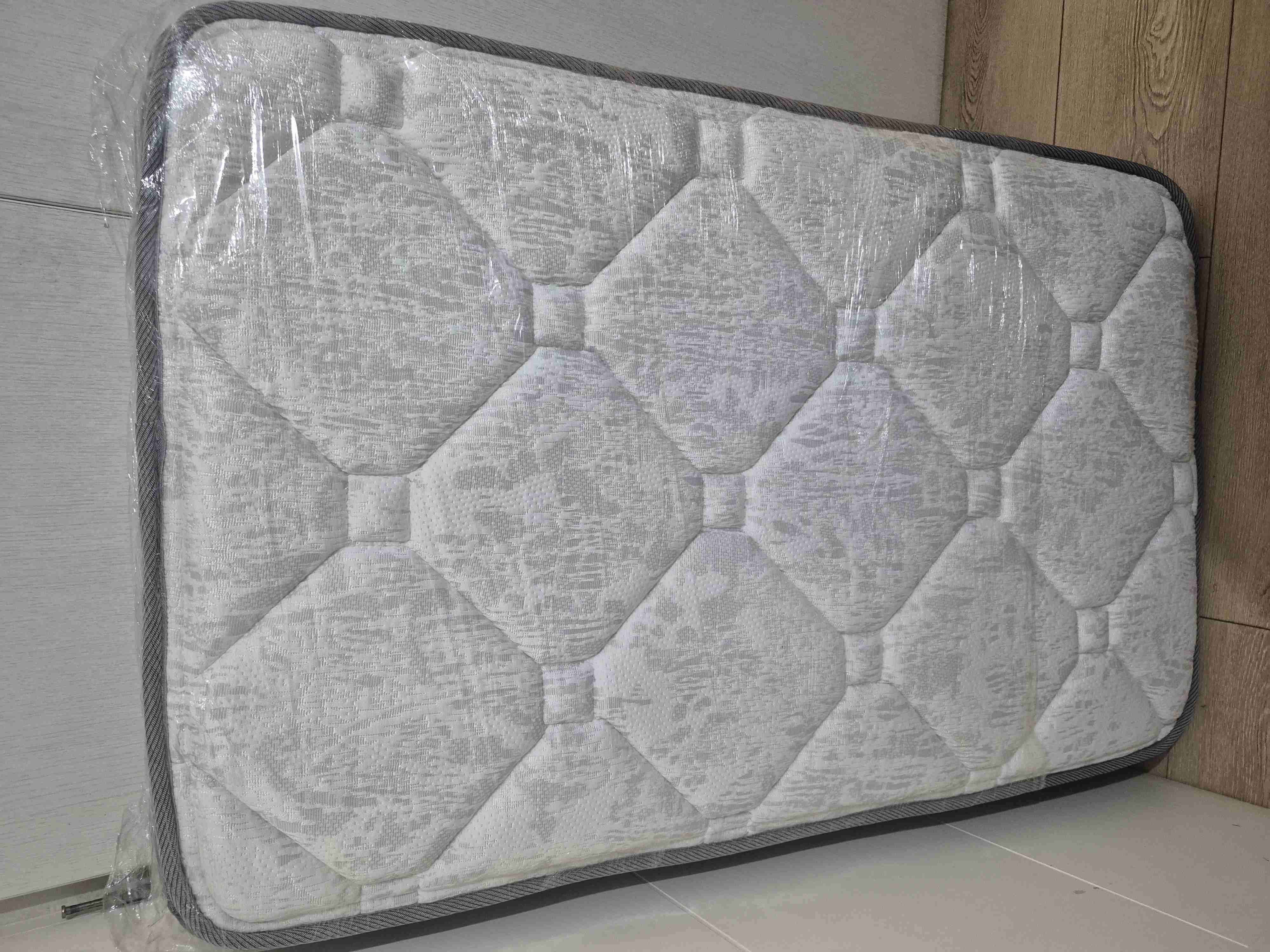 Colchón nuevo envuelto - miniatura 3