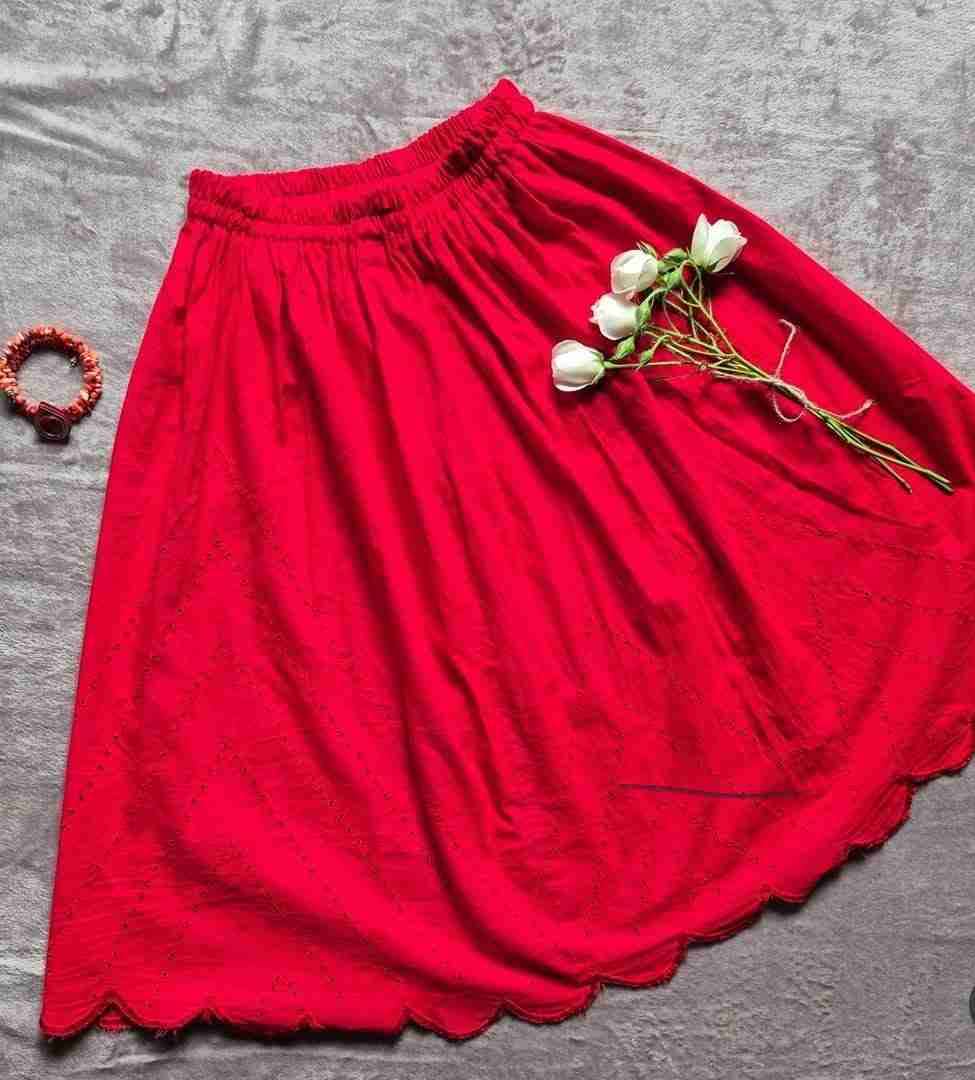Falda roja algodon con detalles bordados
