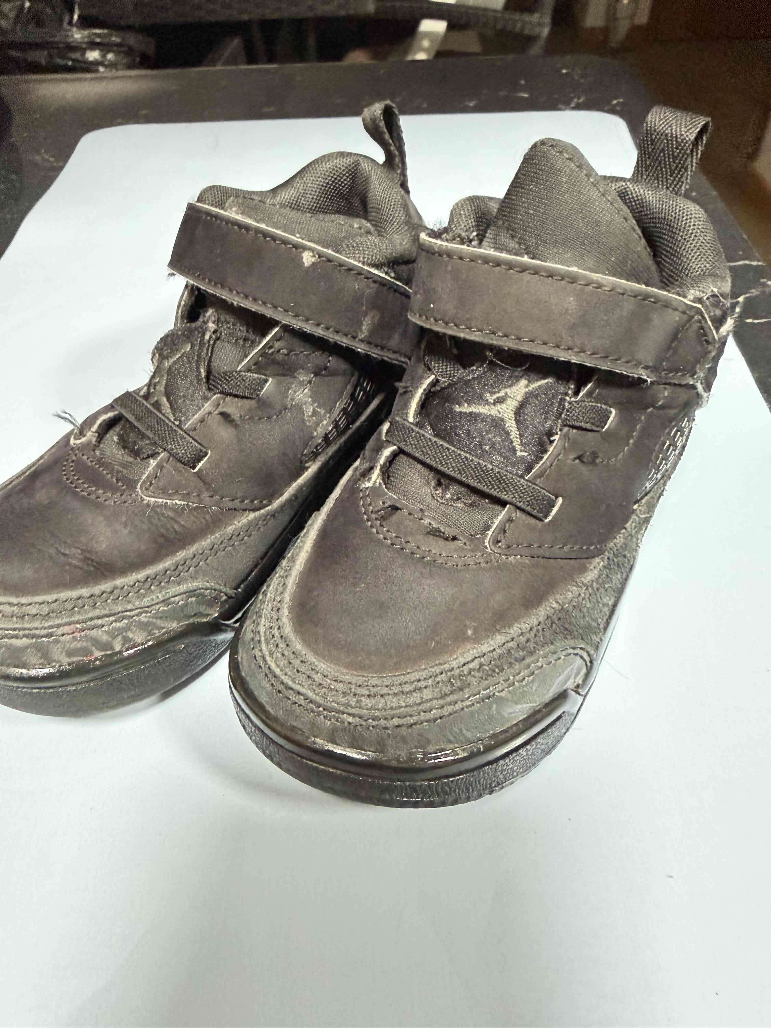 Zapatillas negras para niños - miniatura 1