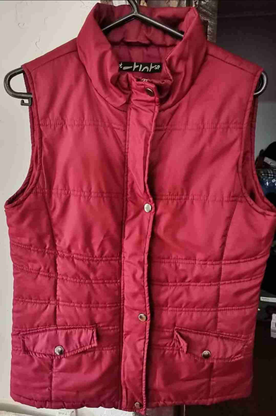 Chaleco acolchado rojo sin mangas