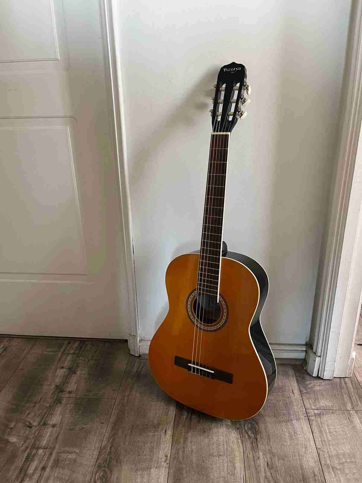 Guitarra clásica de madera - miniatura 1