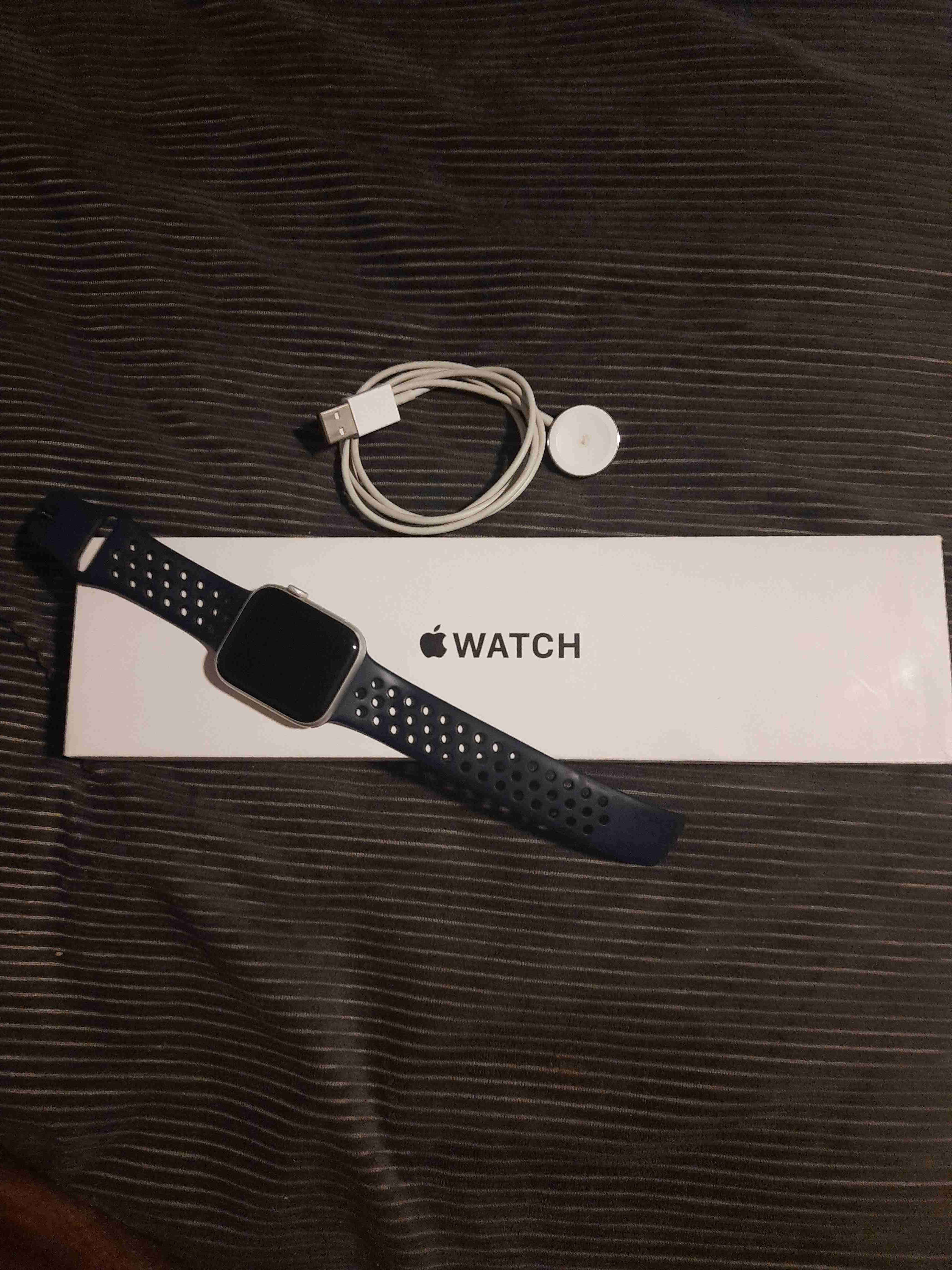 Apple Watch con caja y cargador - miniatura 1