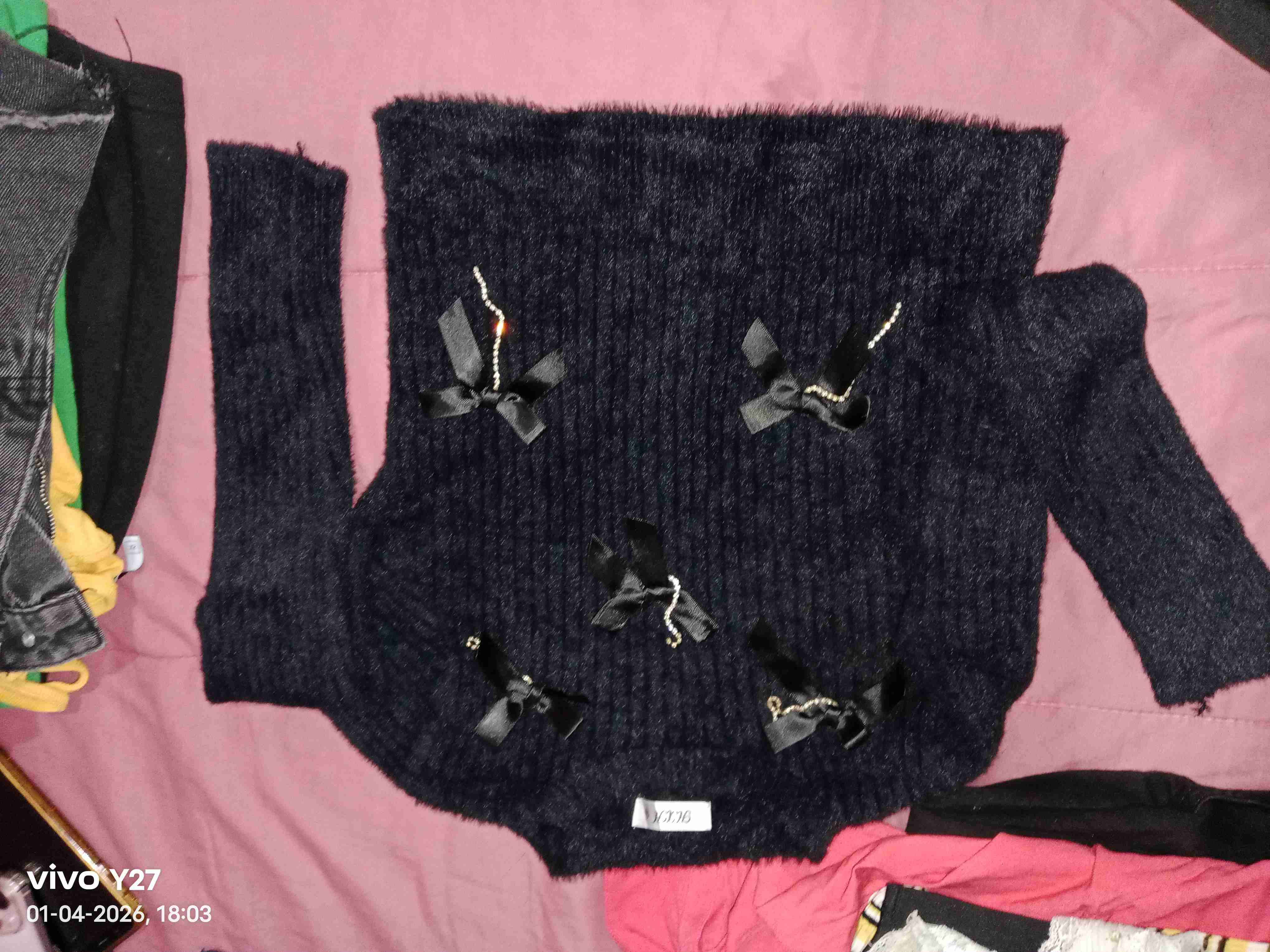 Suéter negro con lazos decorativos