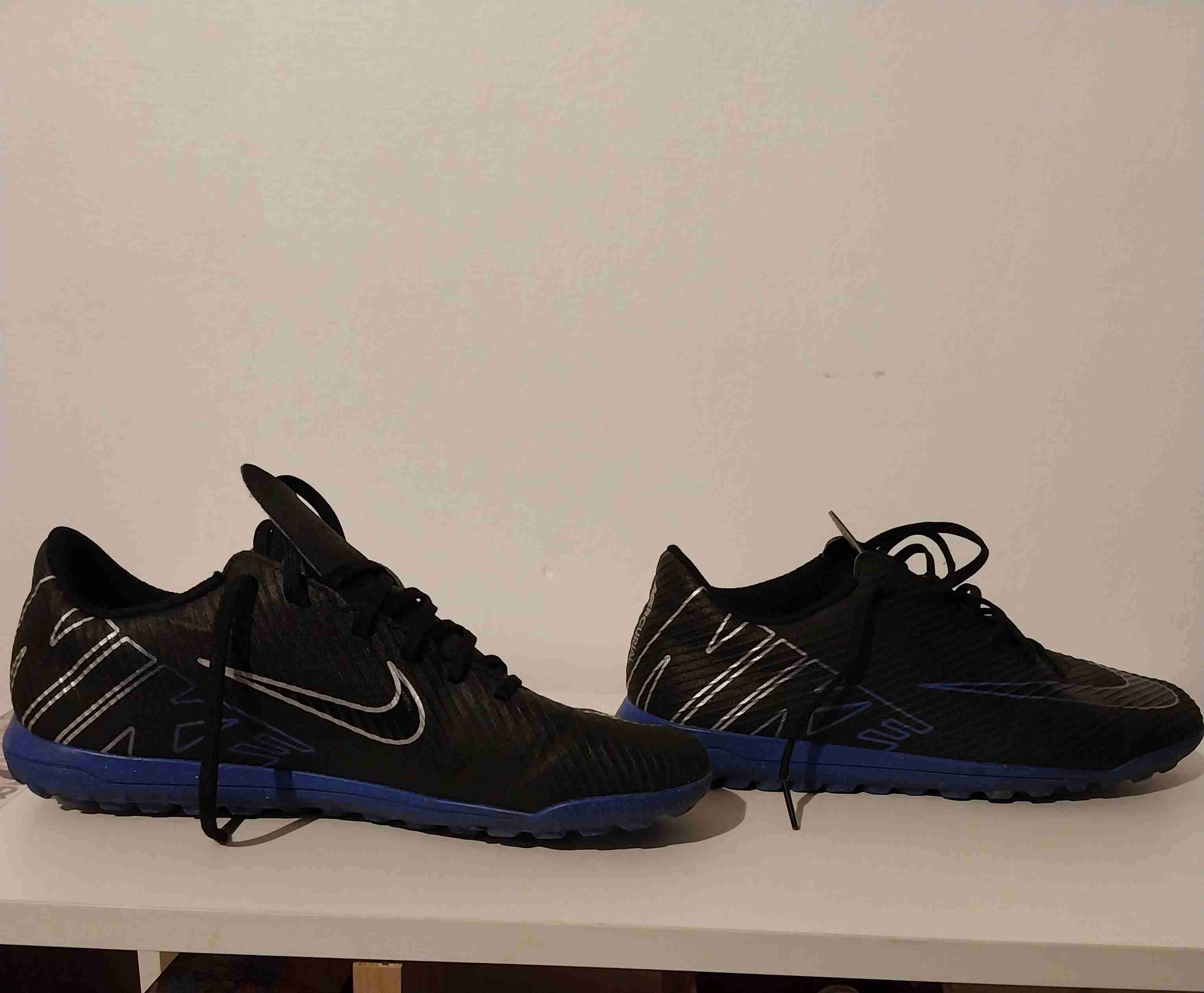 Zapatillas deportivas negras y azules - miniatura 1