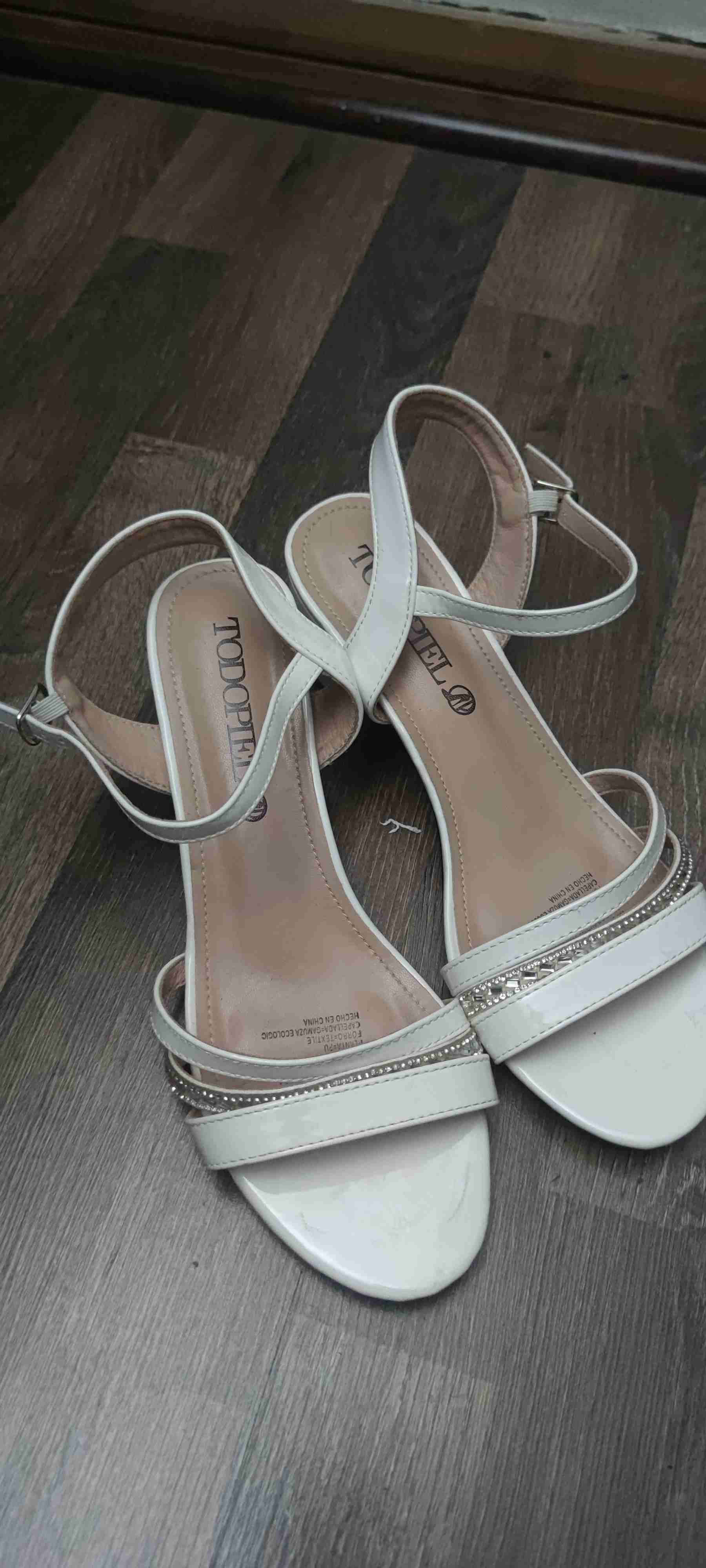 Sandalias blancas con tiras brillantes - miniatura 1