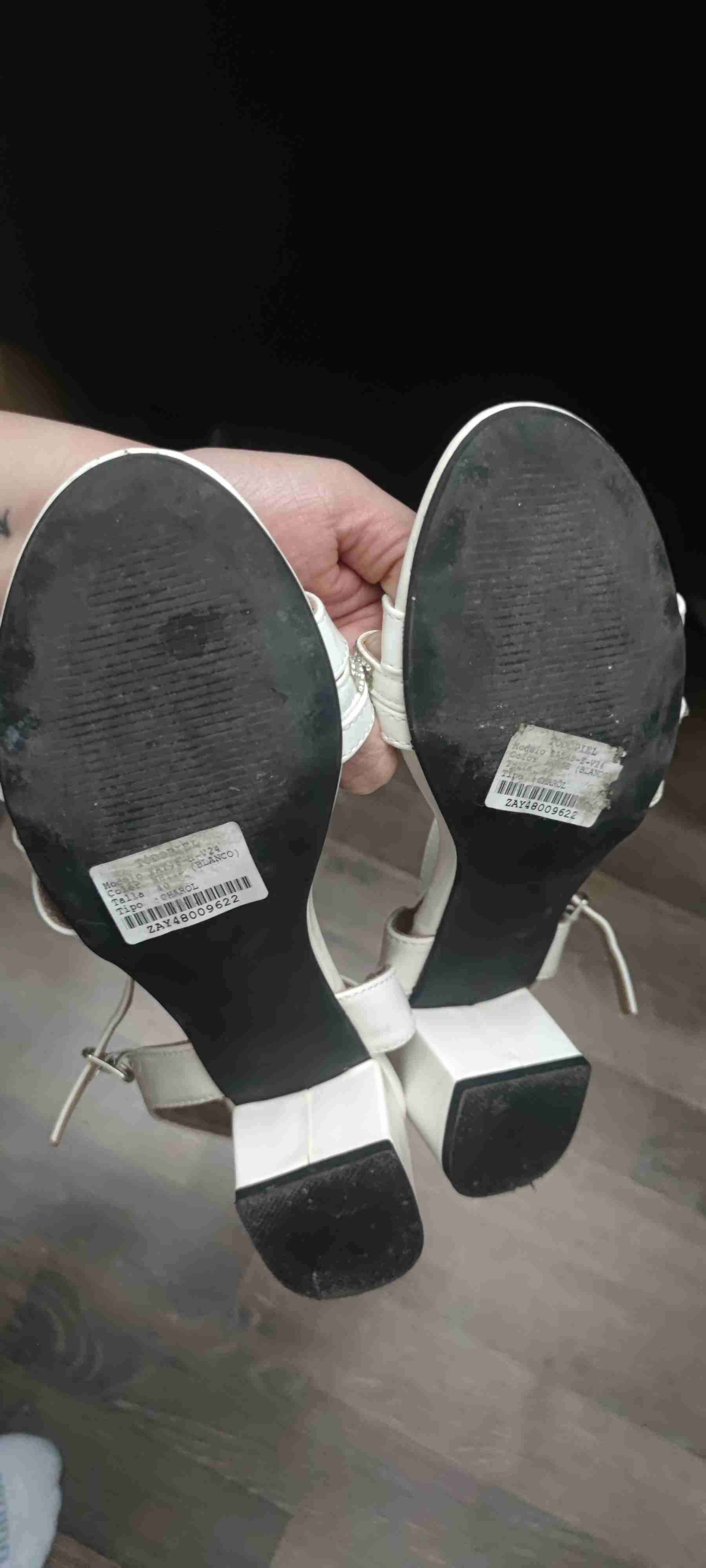 Sandalias blancas con tiras brillantes - miniatura 2