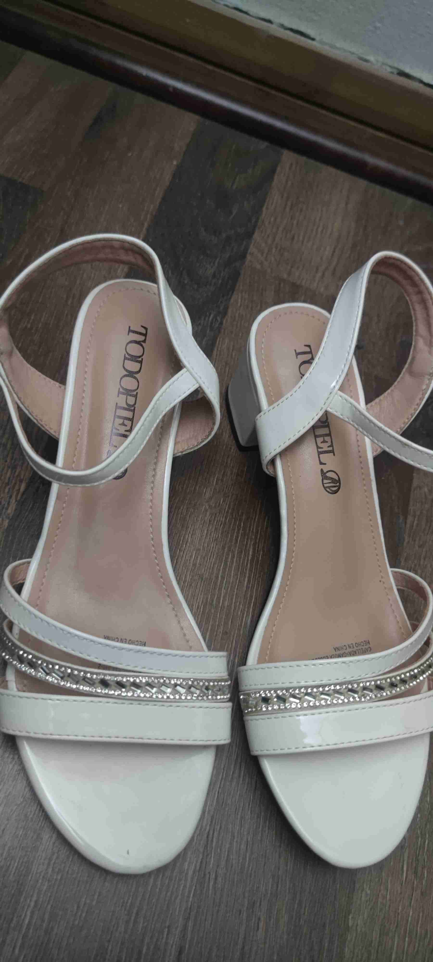 Sandalias blancas con tiras brillantes - miniatura 3