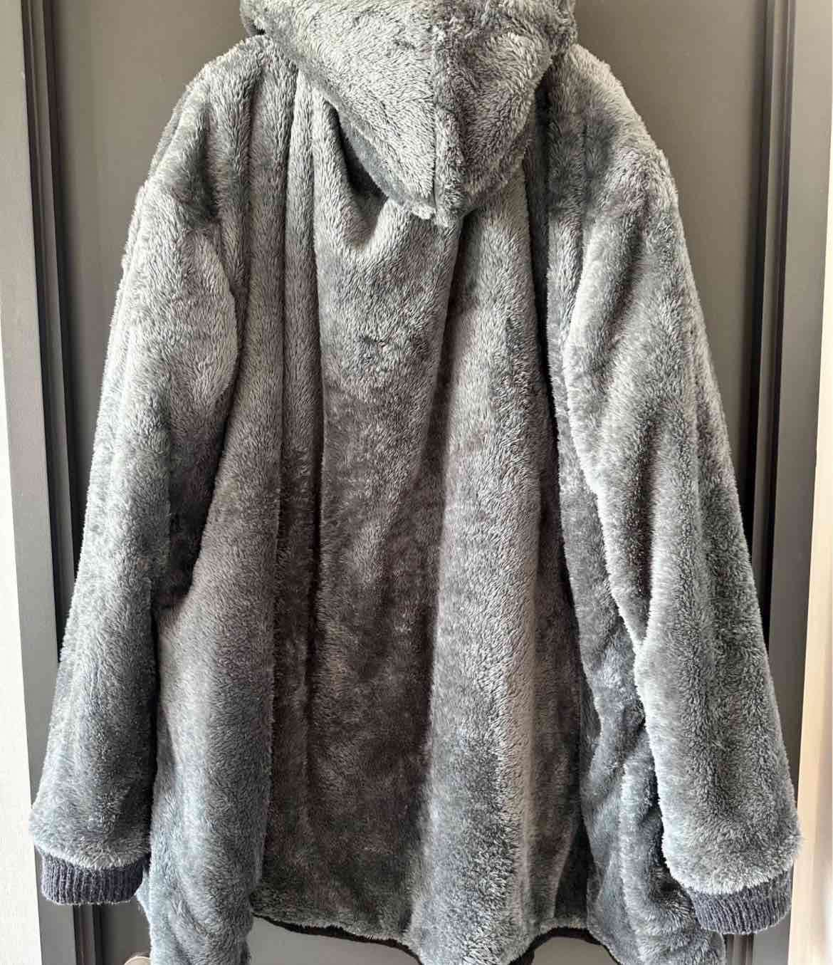 Polerón gris con capucha suave - 3