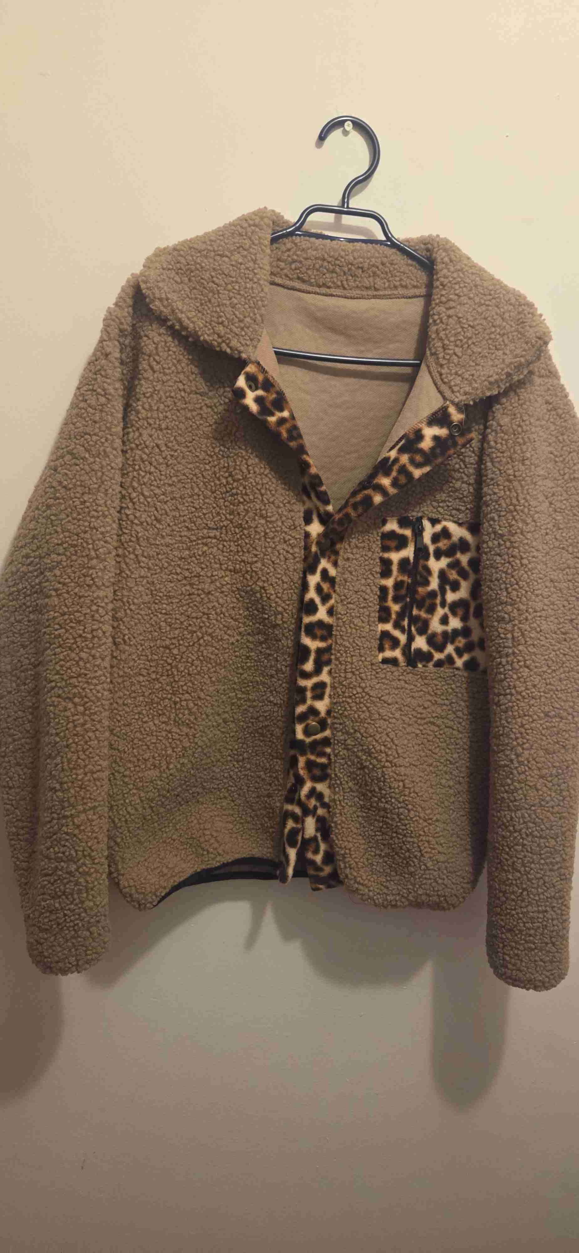 Chaqueta teddy con detalles animal print