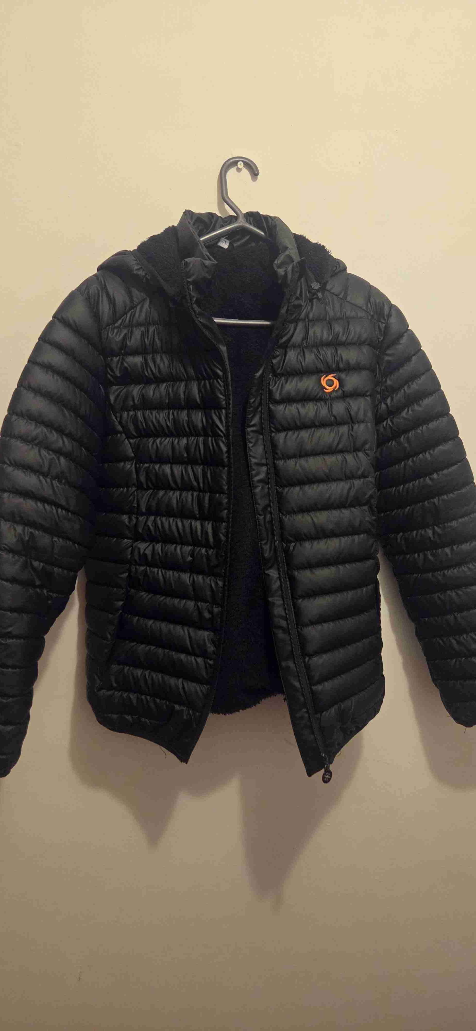 Chaqueta acolchada negra con capucha