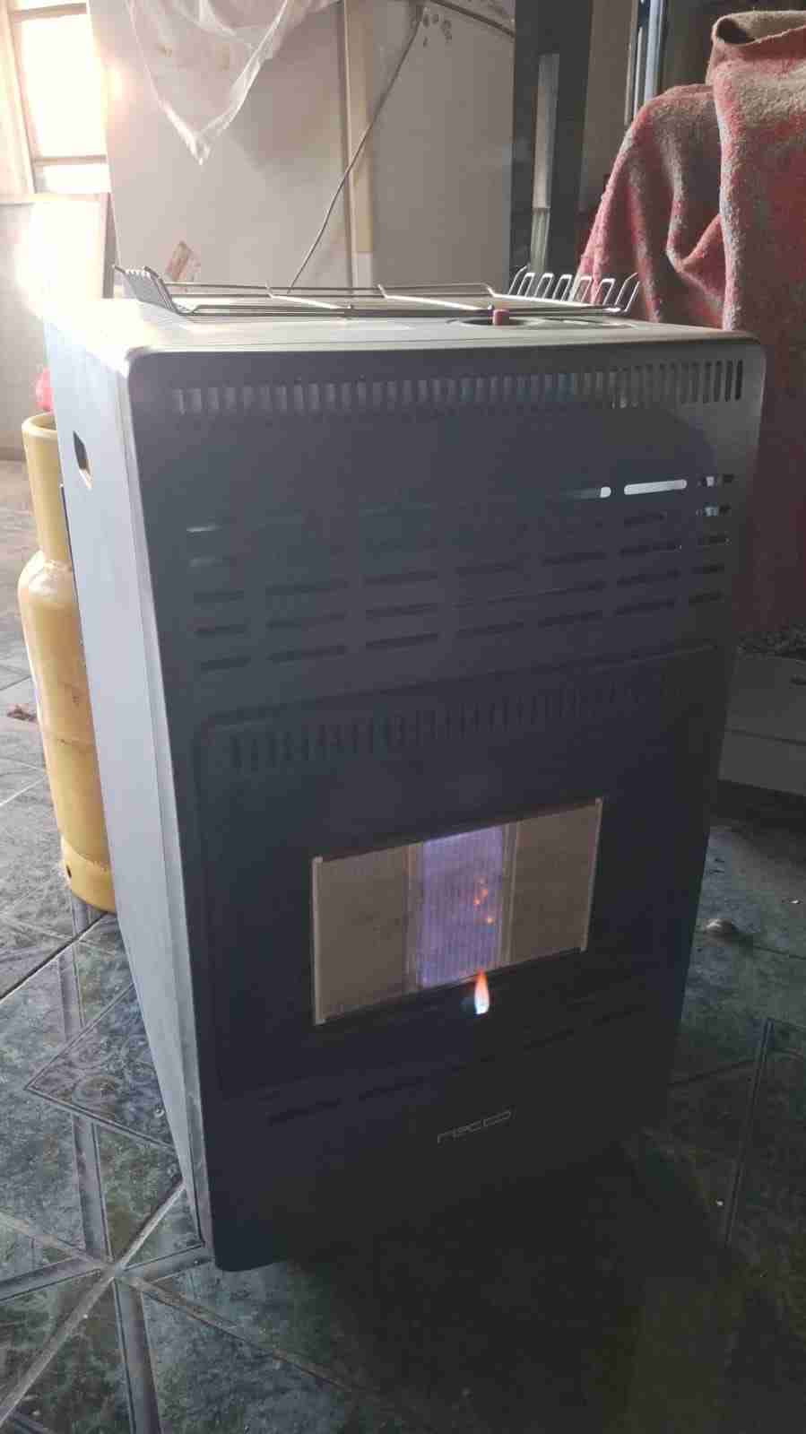 Estufa a gas con llama visible - 1