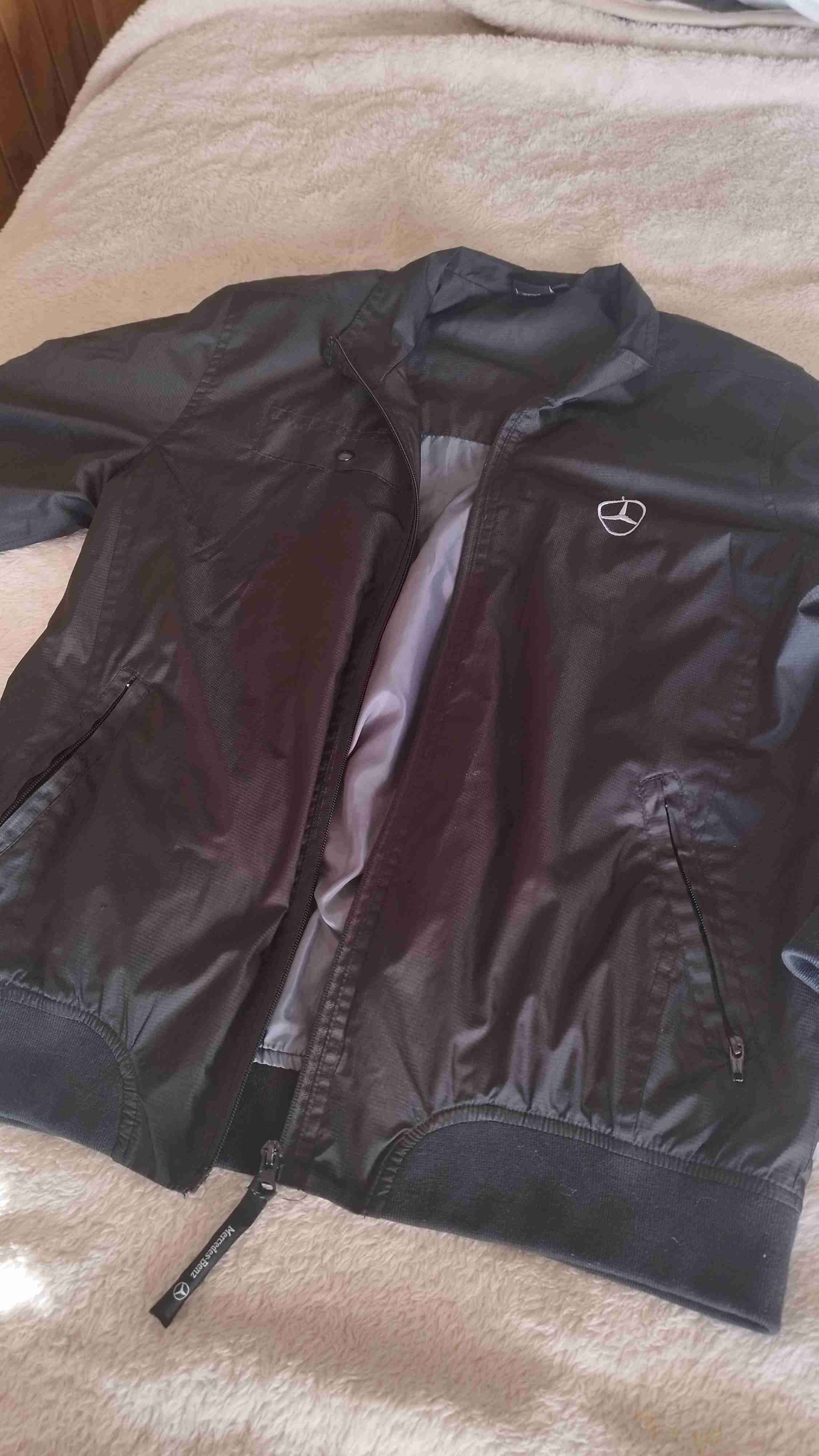 Chaqueta negra Mercedes-Benz - miniatura 2