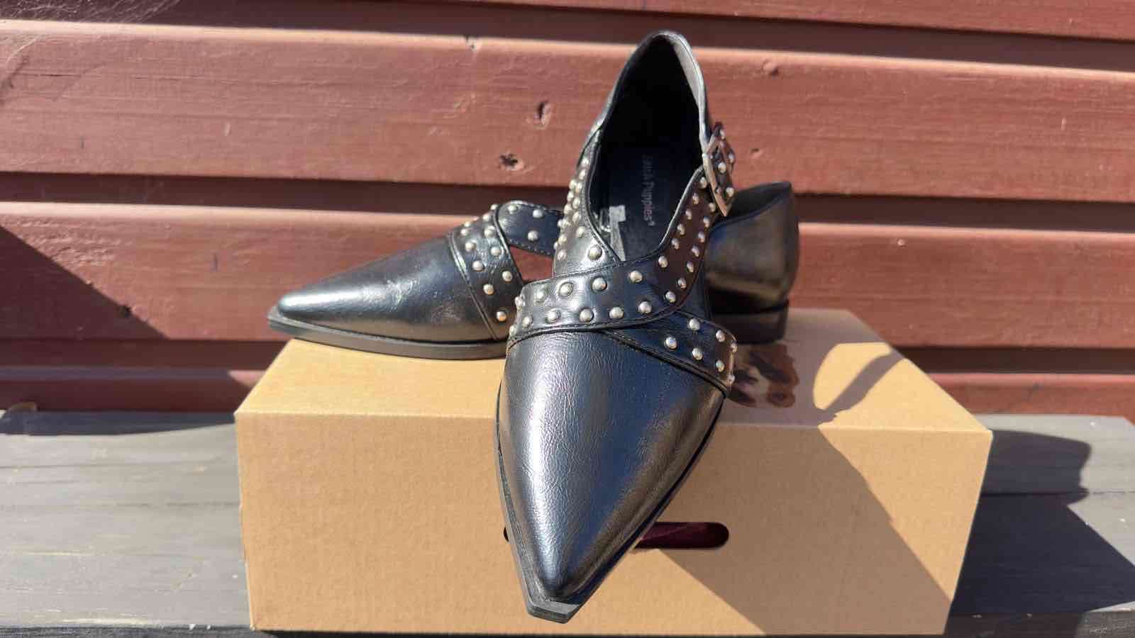 Zapatos planos de cuero negro con tachas - miniatura 2