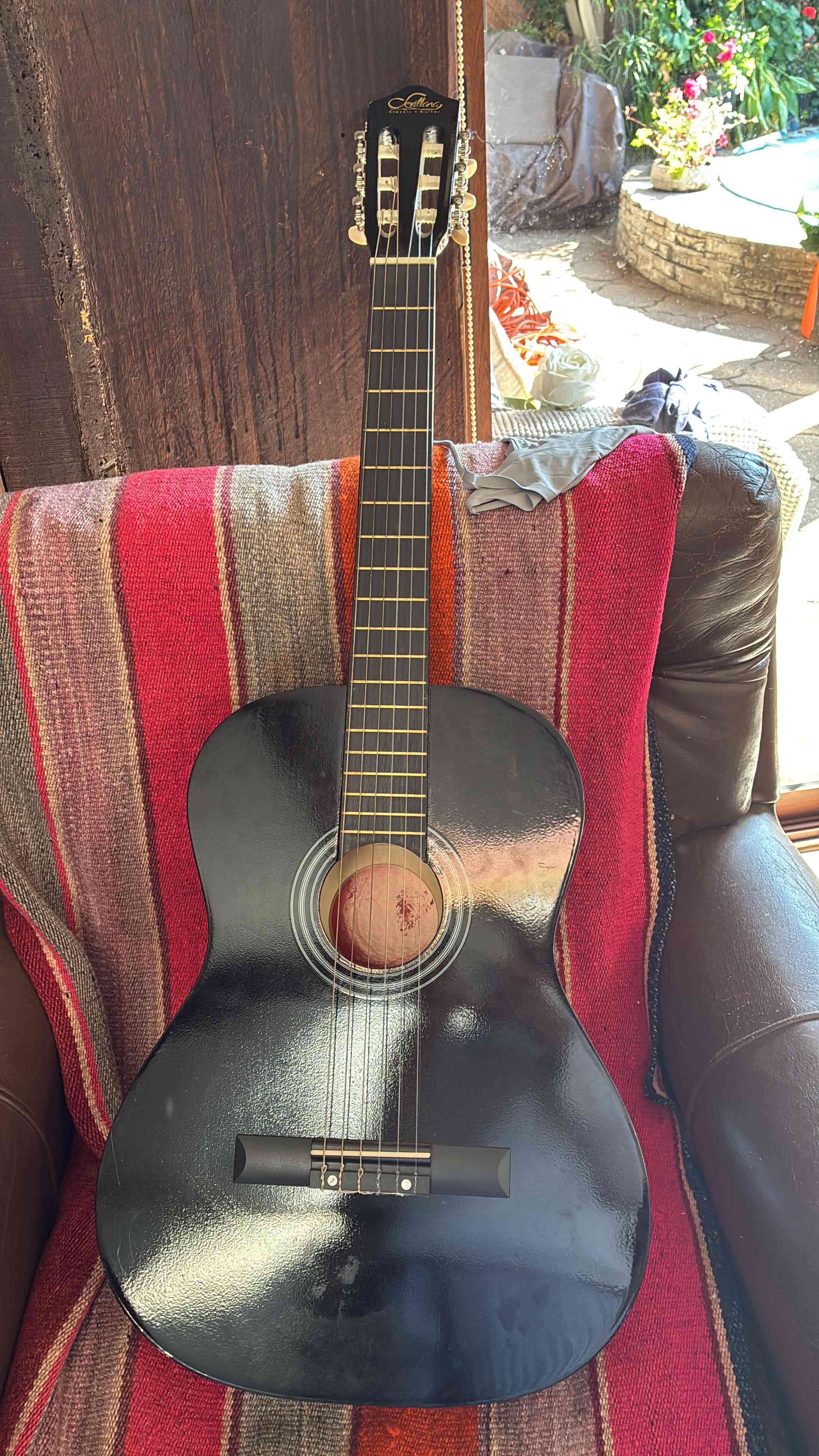Se vende guitarra sevillana con su funda. - 2