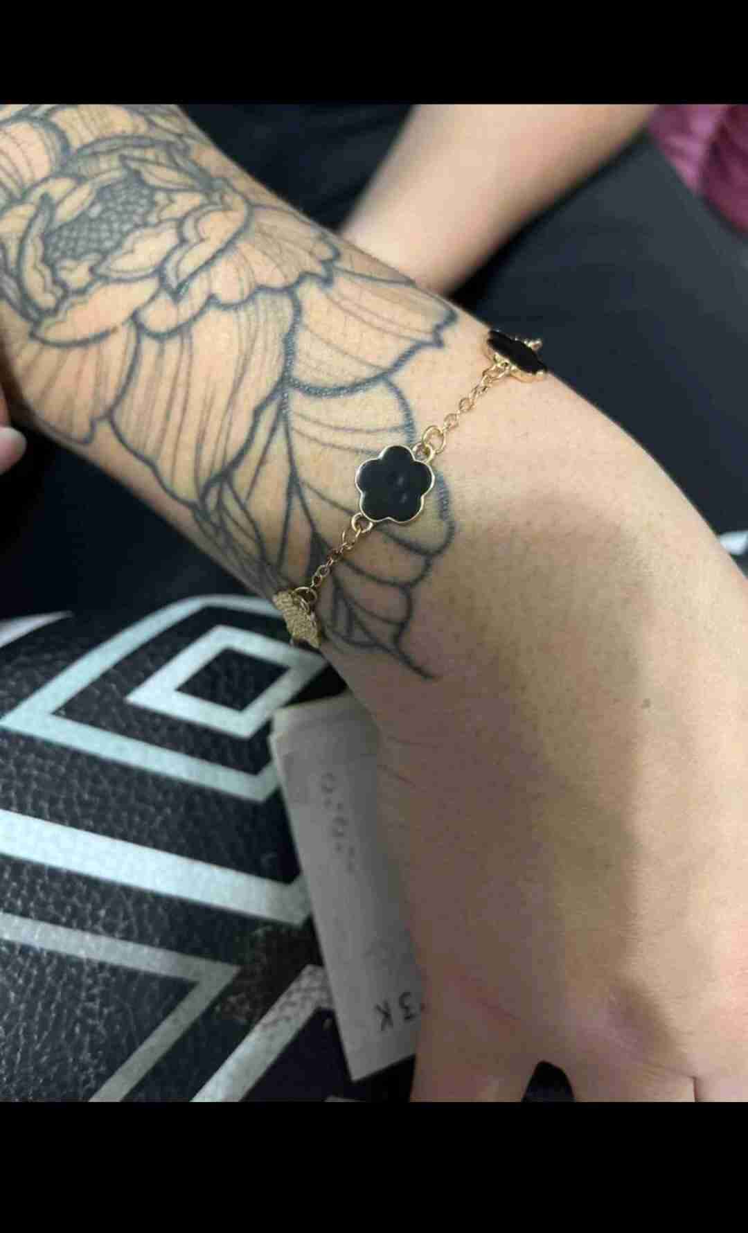 Pulsera dorada con flores negras - miniatura 2