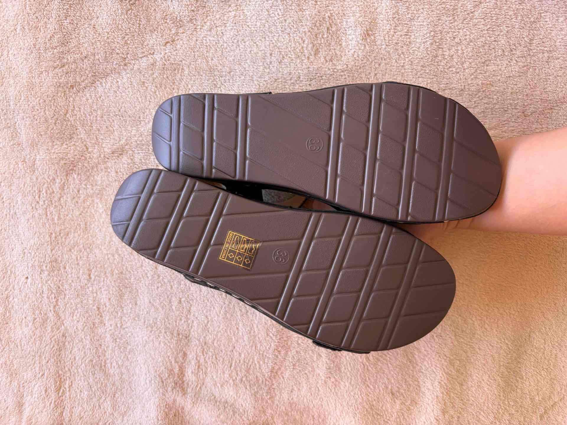 Sandalias negras cómodas - miniatura 2