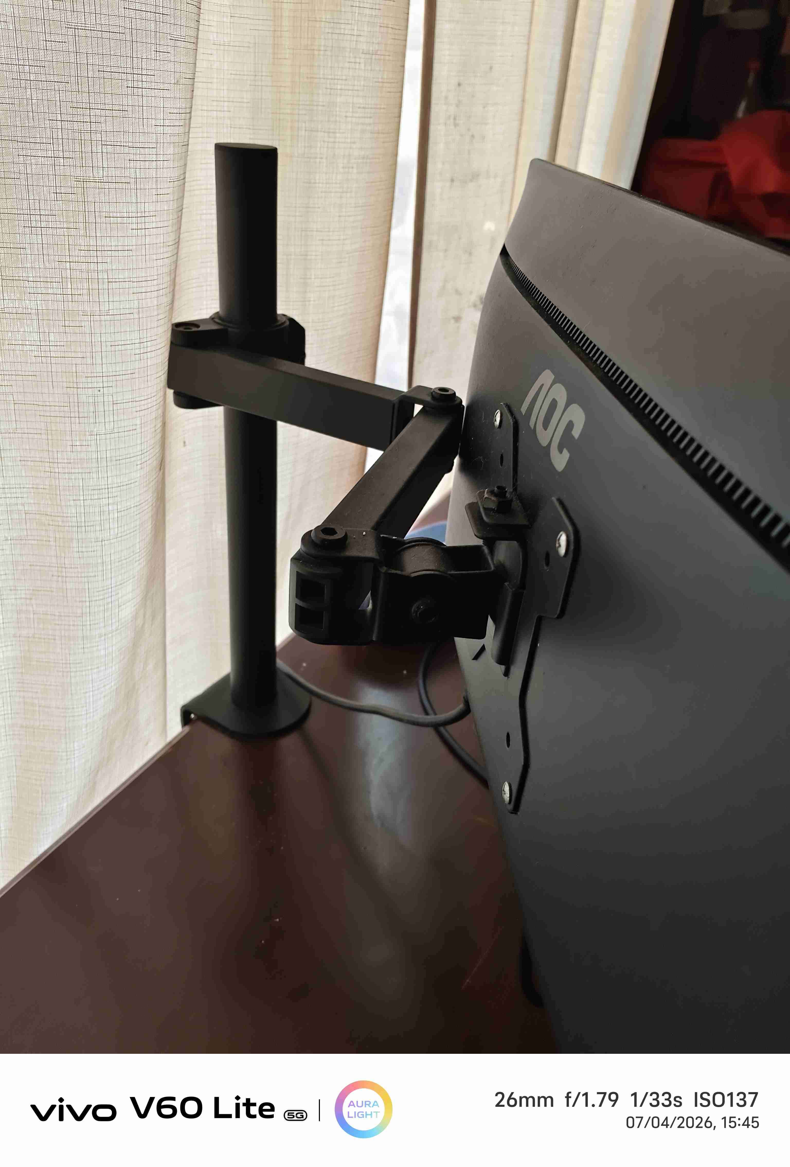 Soporte de monitor inclinable con monitor - 1