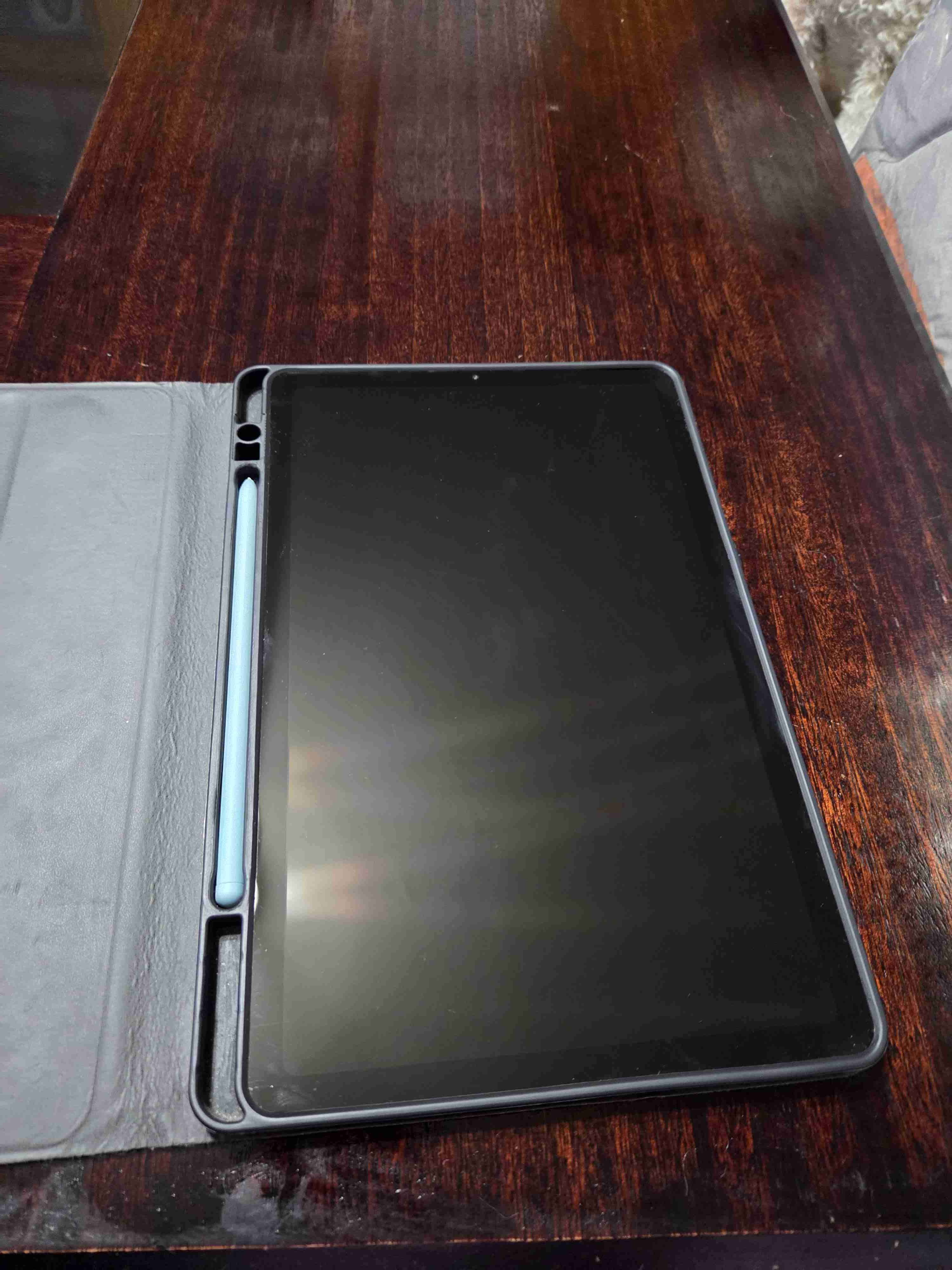 Tablet con funda negra y lápiz - miniatura 1