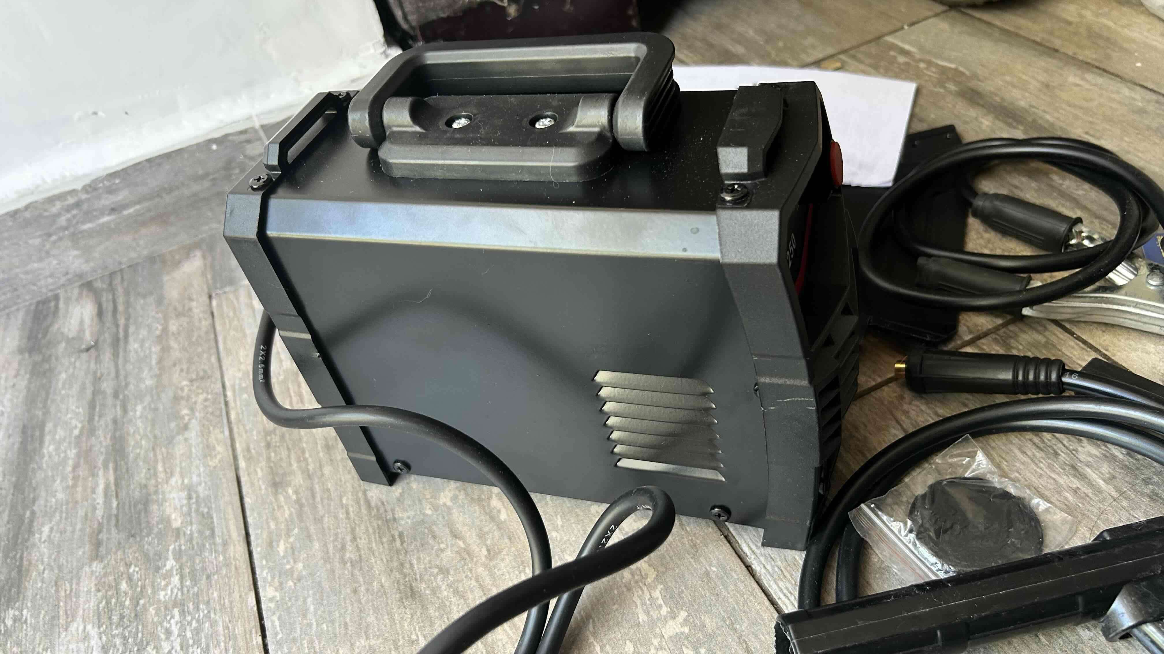 Soldadora eléctrica compacta inverter - miniatura 1