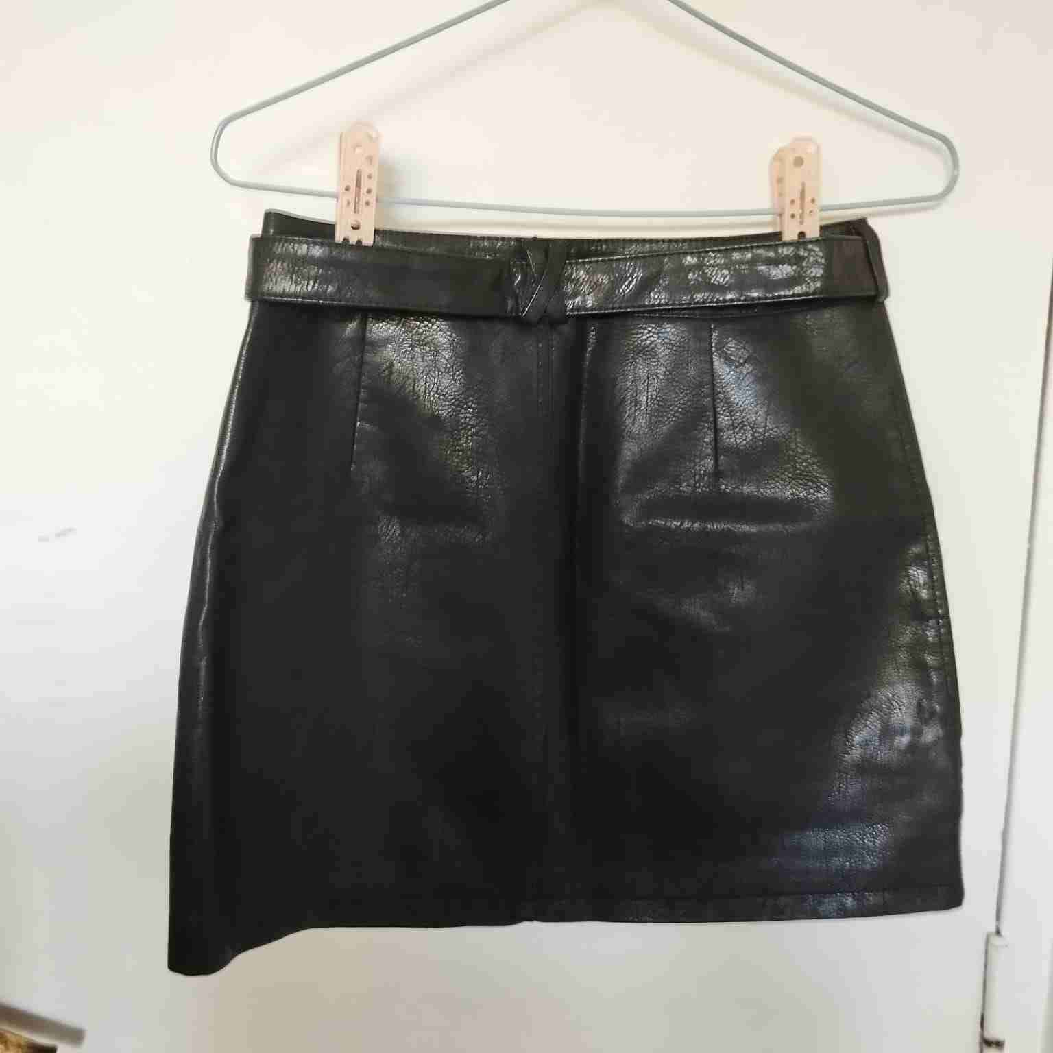 Mini falda negra de ecocuero - miniatura 2