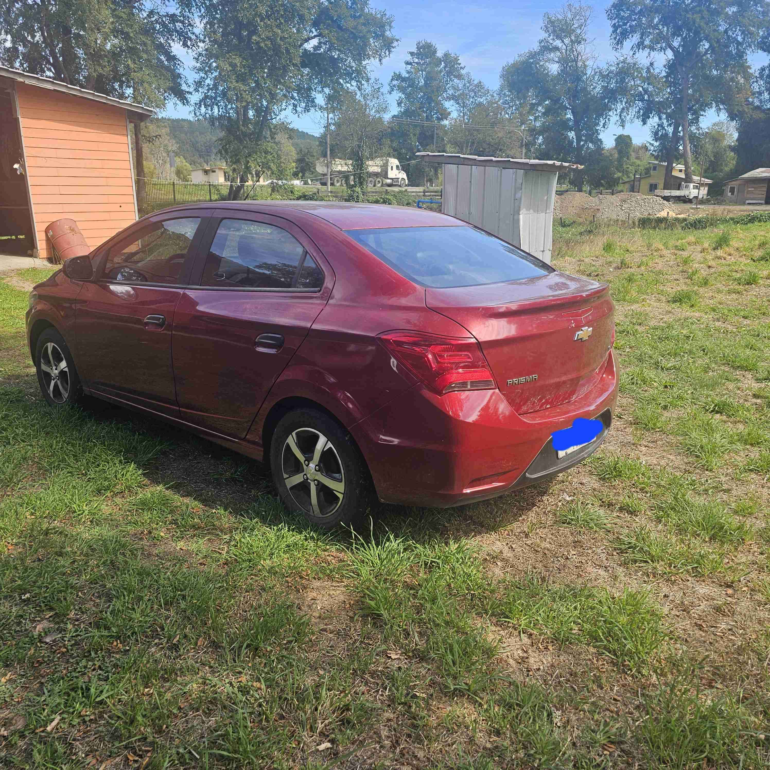 Auto Chevrolet Prisma rojo - miniatura 4