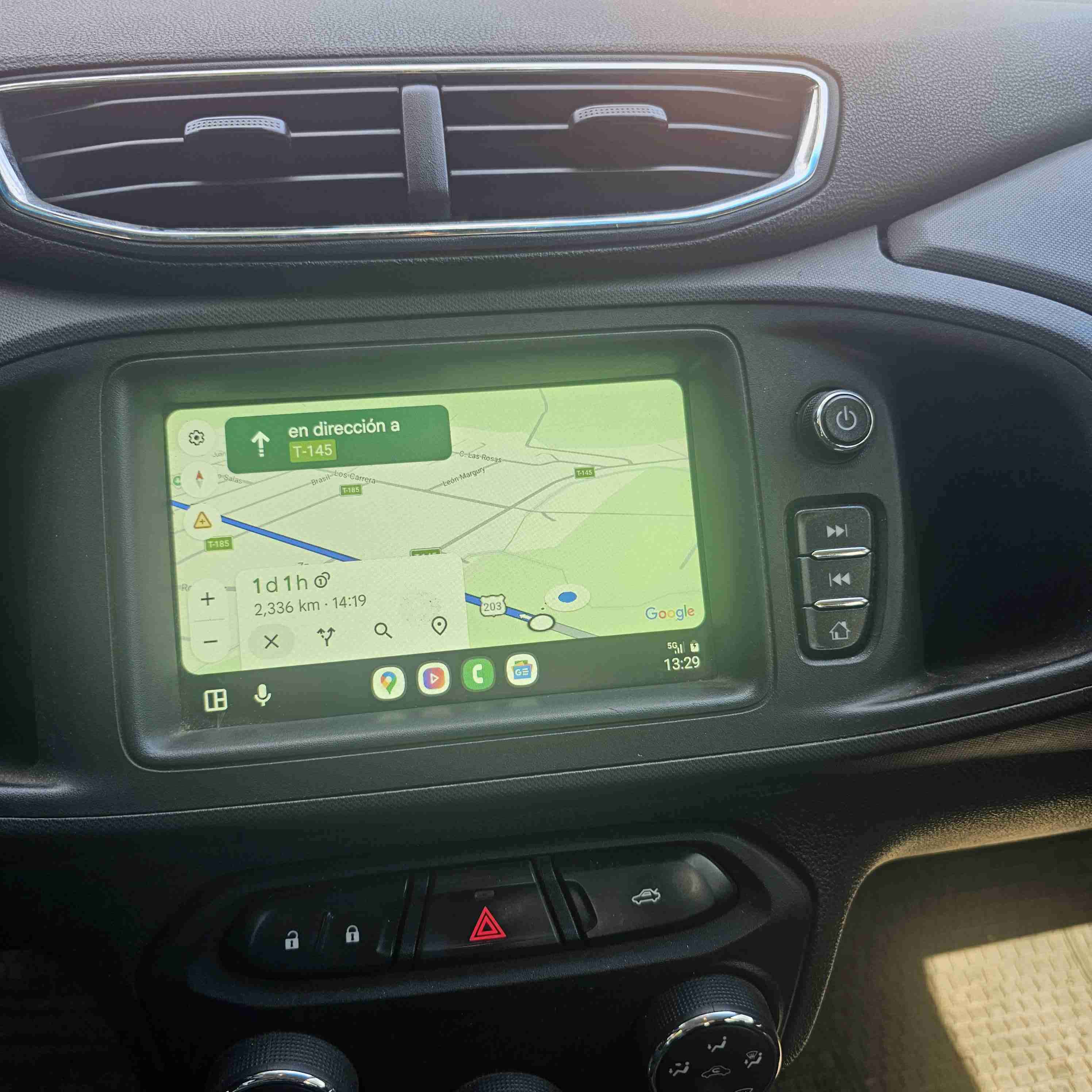 Auto Chevrolet Prisma rojo - miniatura 5