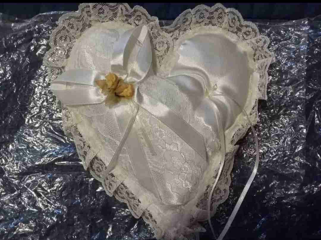 Cojín porta anillos corazones - miniatura 1