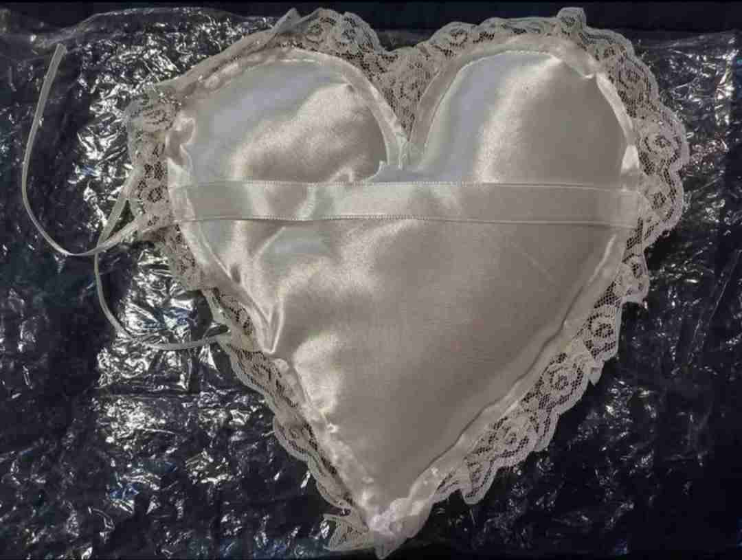 Cojín porta anillos corazones - miniatura 2