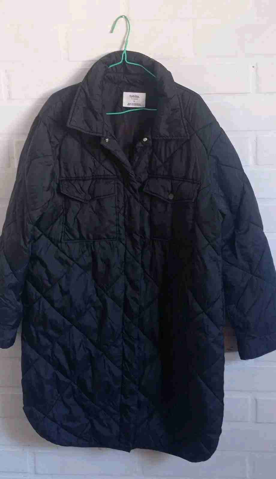 Abrigo negro acolchado