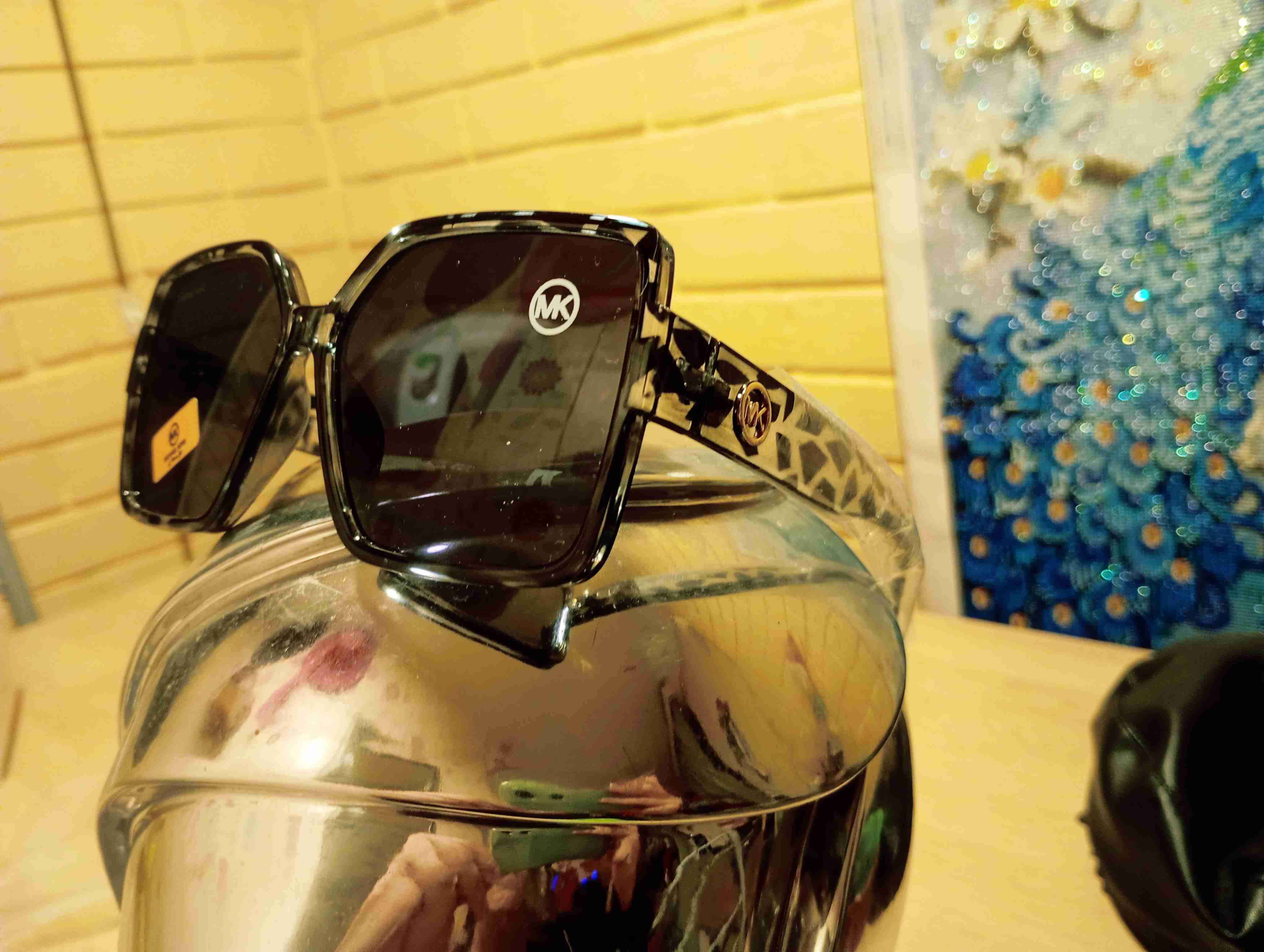 Lentes de sol con marco negro mi - miniatura 2