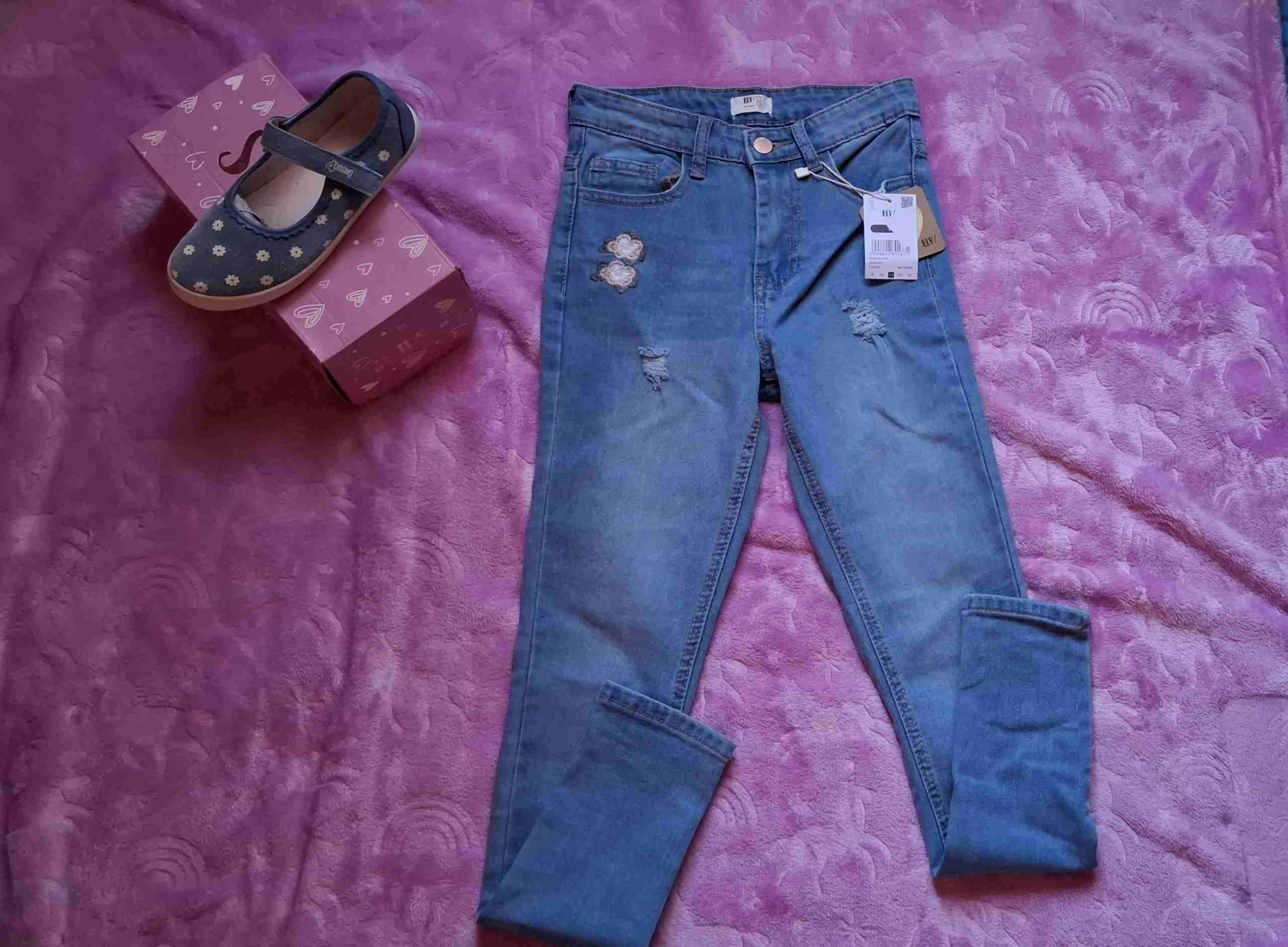Jeans de niña nuevo.