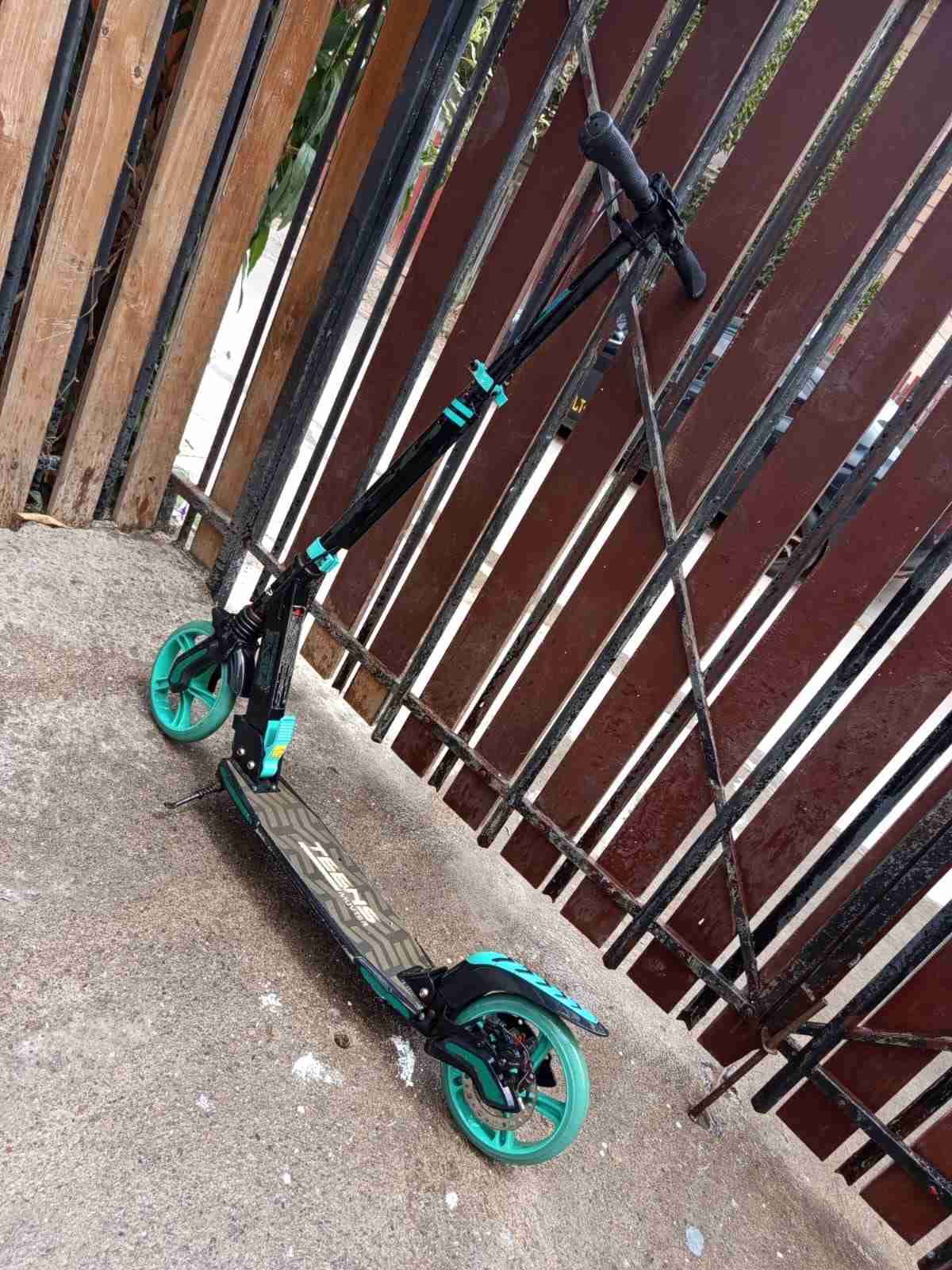 Scooter plegable negro y verde - miniatura 2