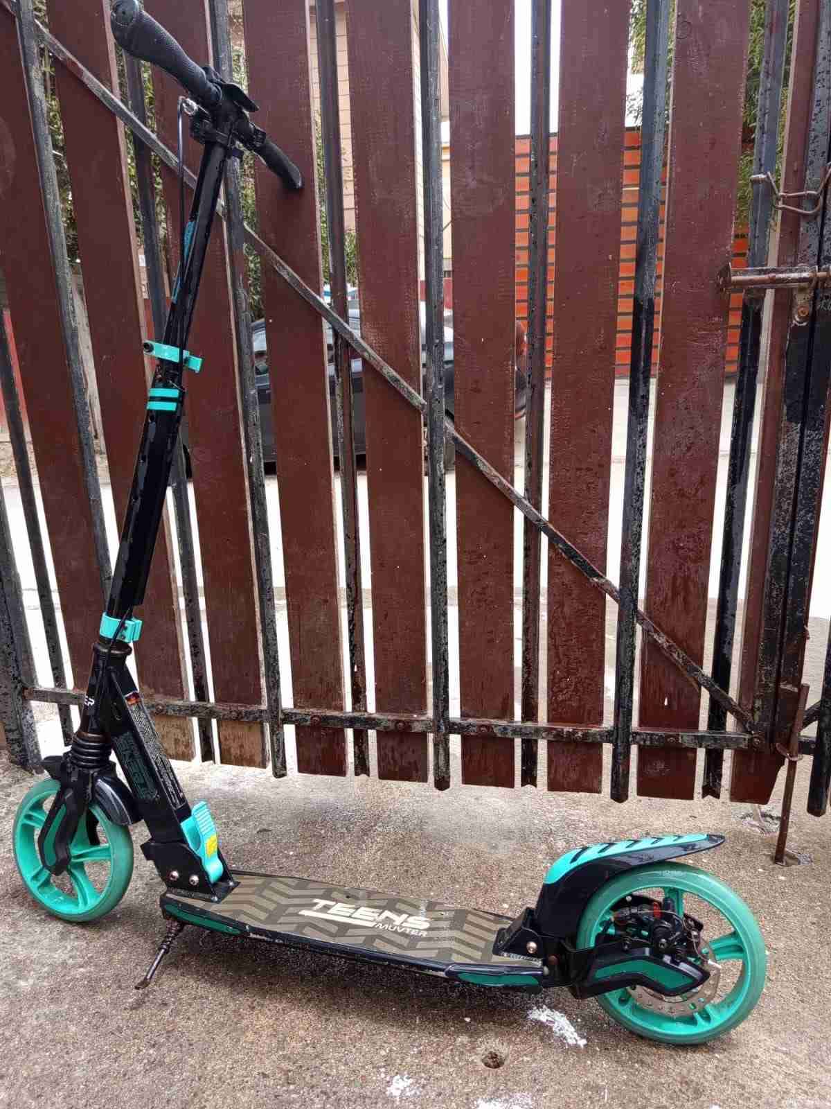 Scooter plegable negro y verde - miniatura 3