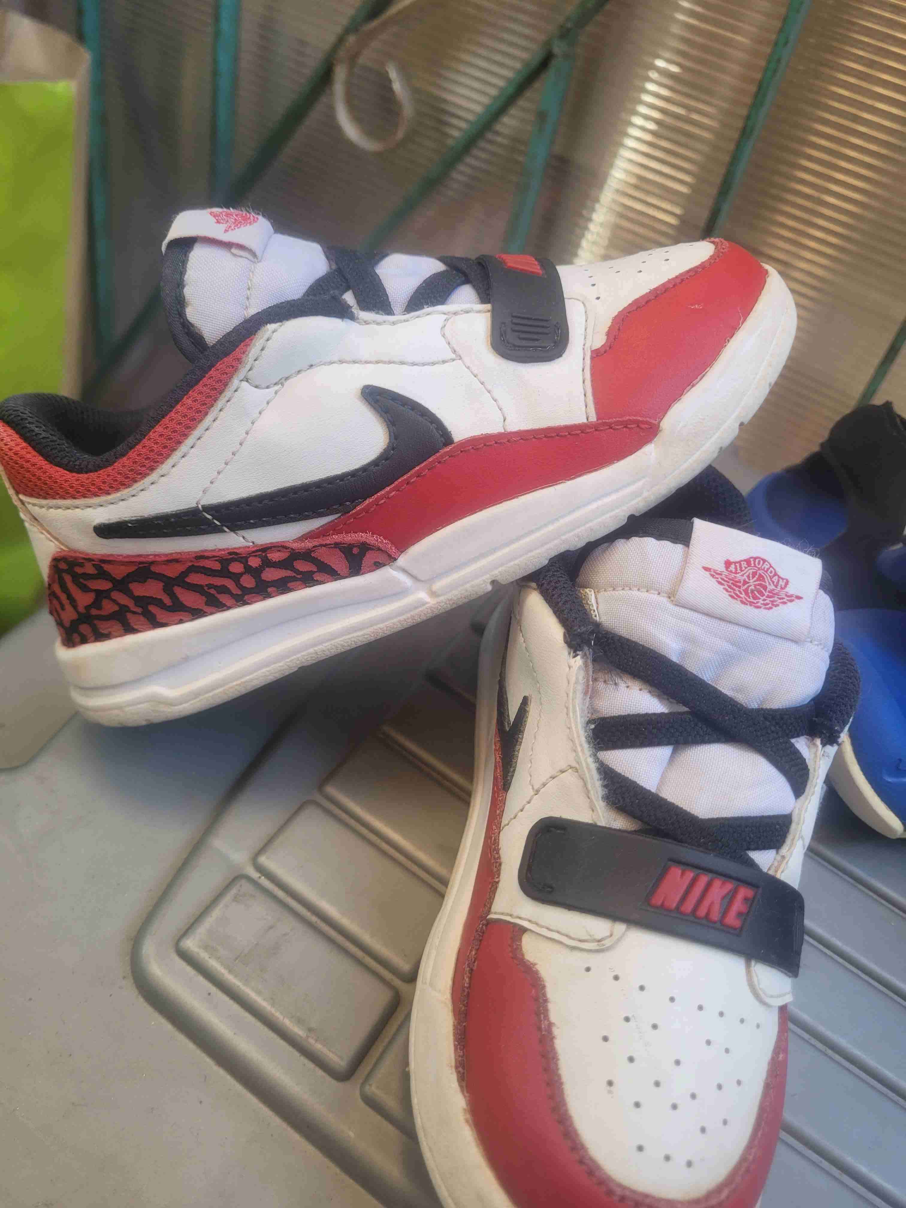 Zapatillas deportivas blancas y rojas - 2