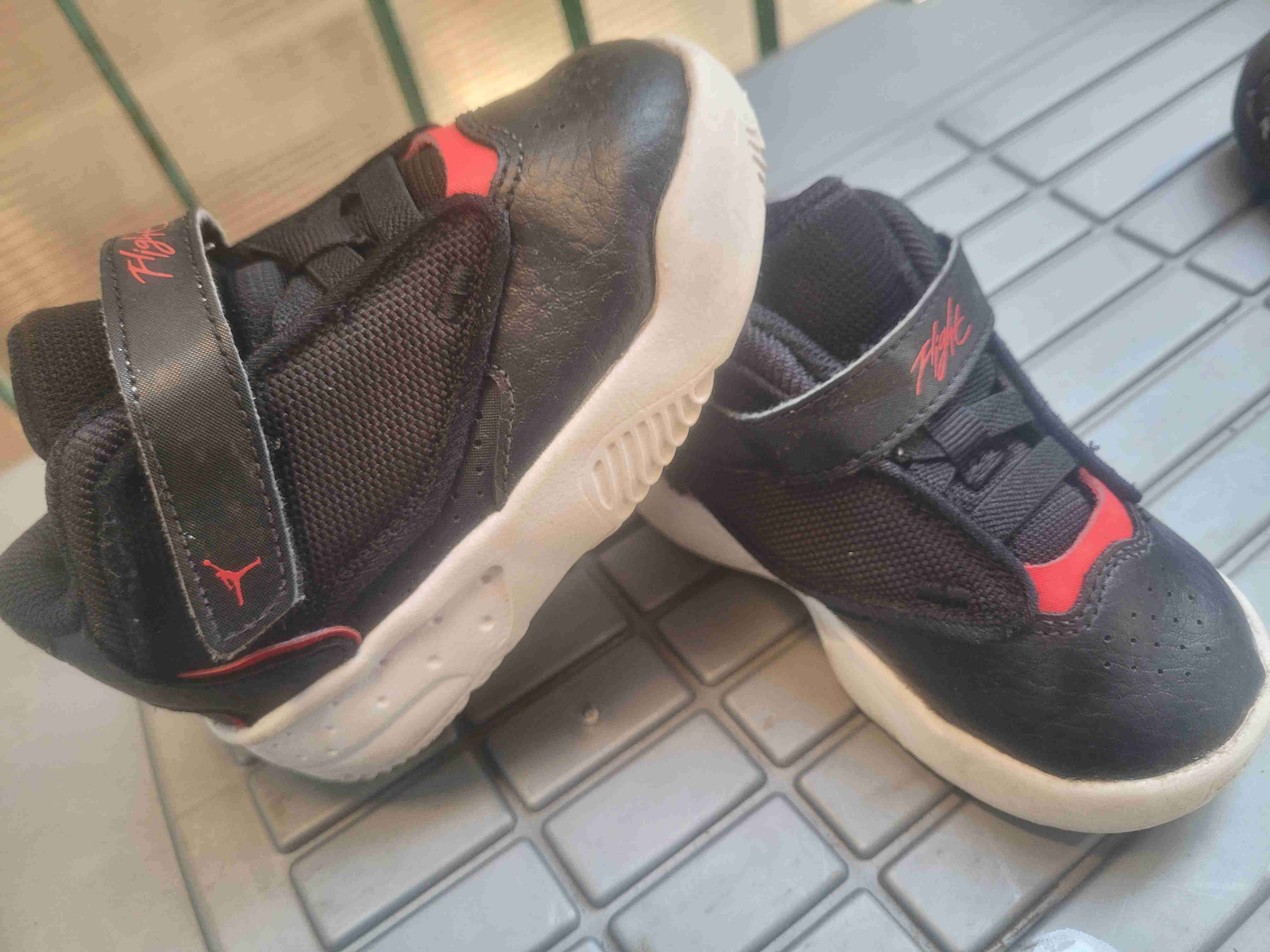 Zapatillas negras con detalles rojos - miniatura 2