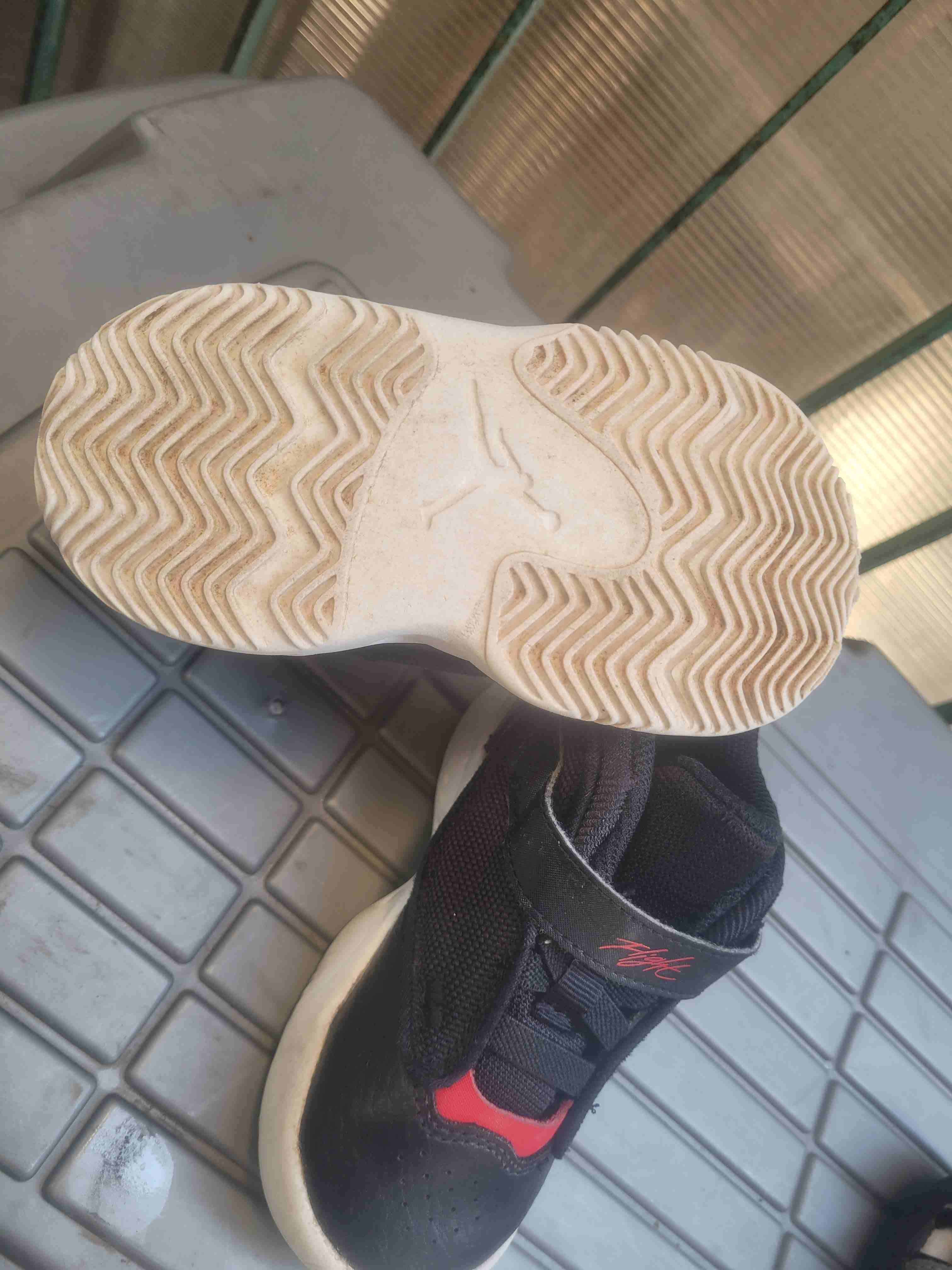 Zapatillas negras con detalles rojos - miniatura 3