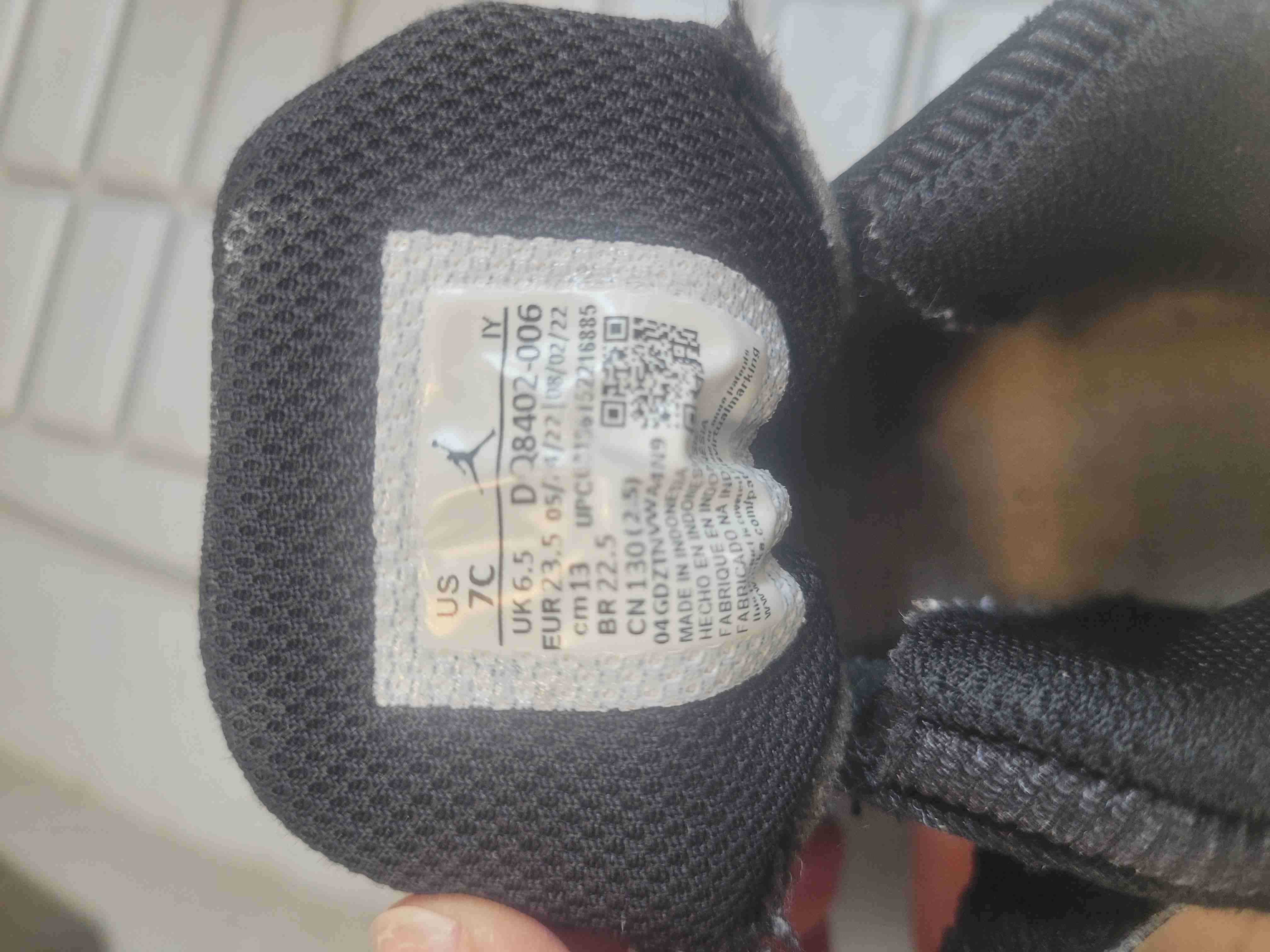 Zapatillas negras con detalles rojos - miniatura 4