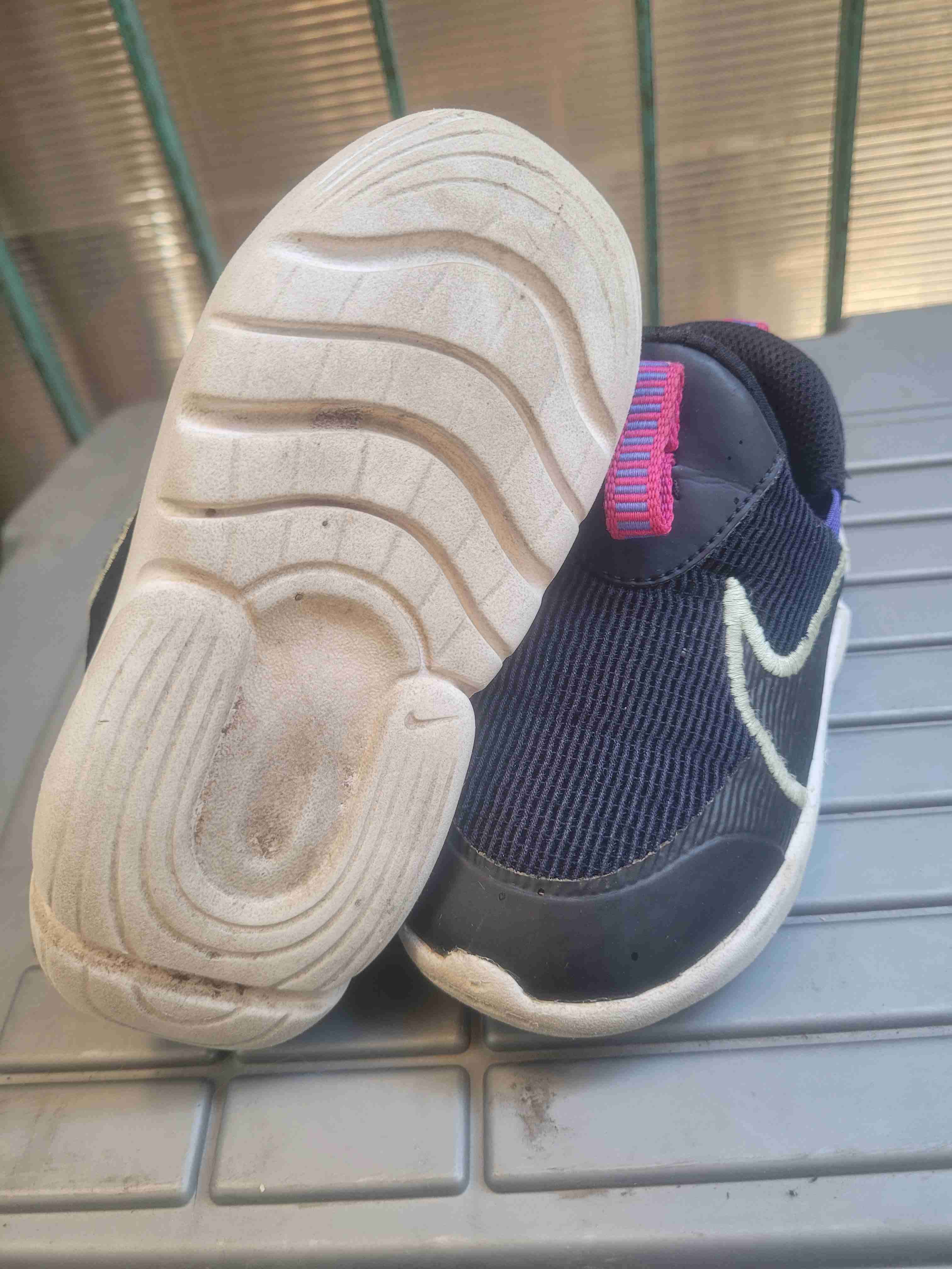 Zapatillas negras con detalles rosados - miniatura 2