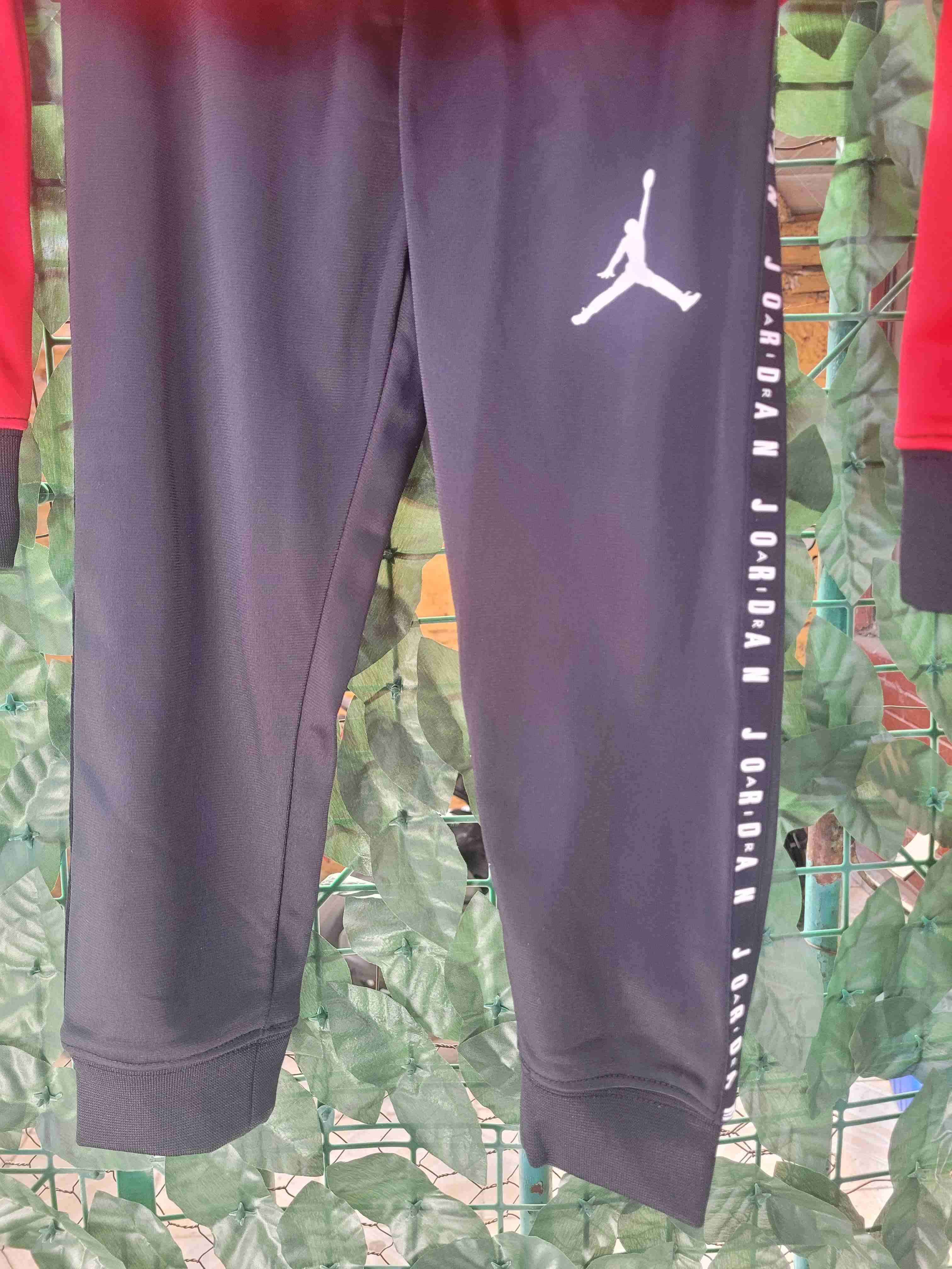 Conjunto deportivo niño rojo y negro - miniatura 2