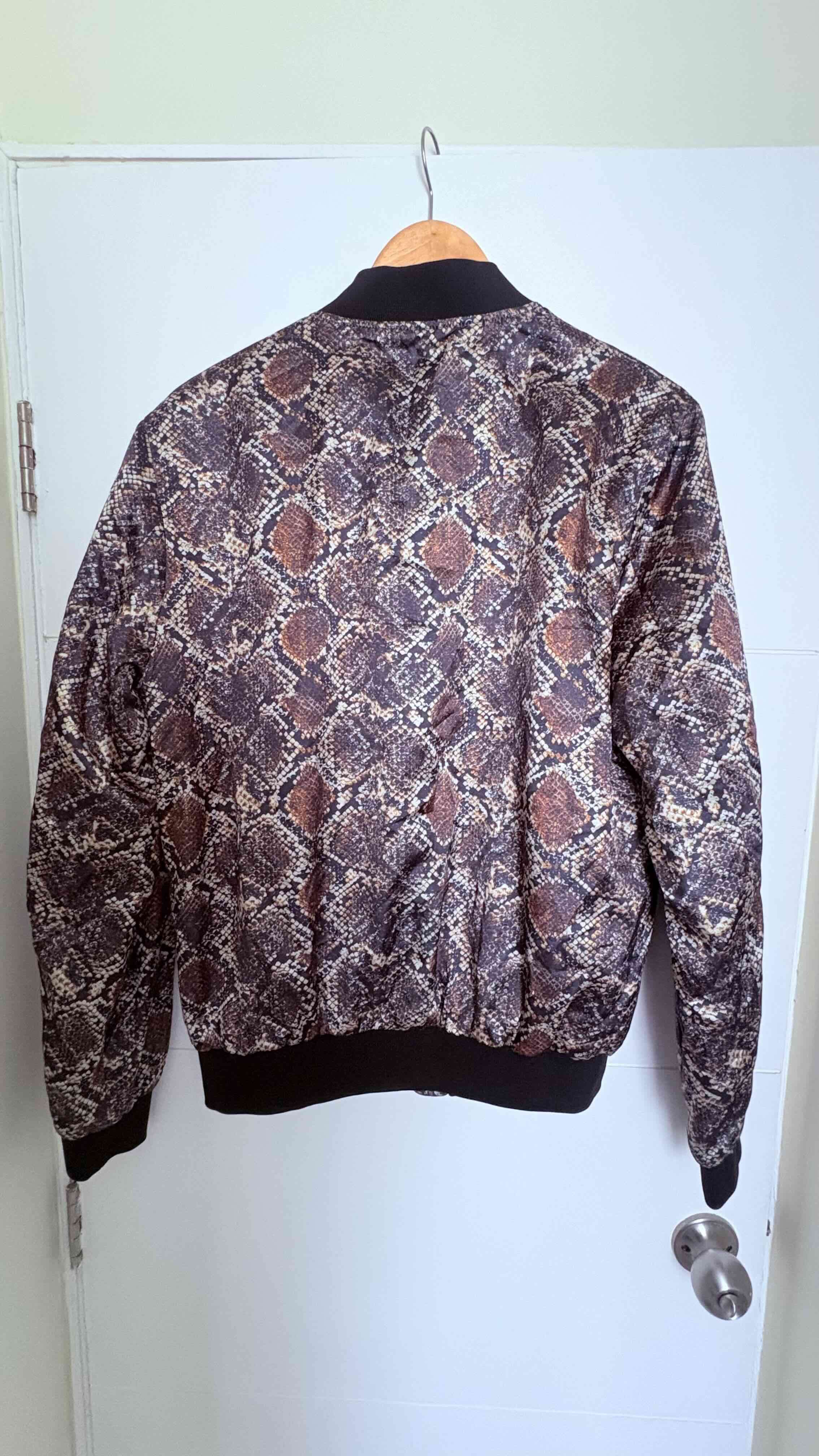 Chaqueta Zara estampado serpiente - 4