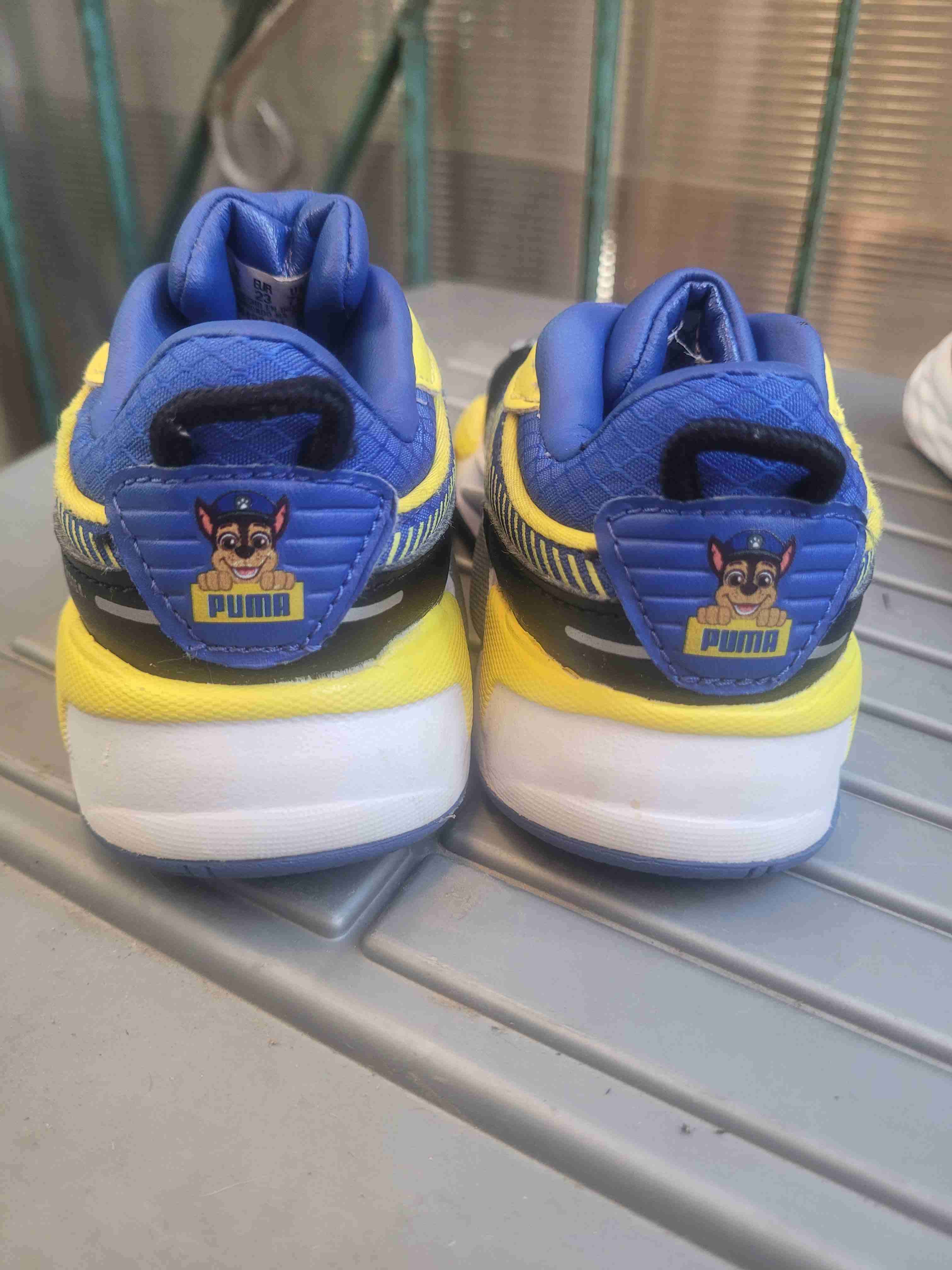 Zapatillas azules y amarillas deportivas - miniatura 2