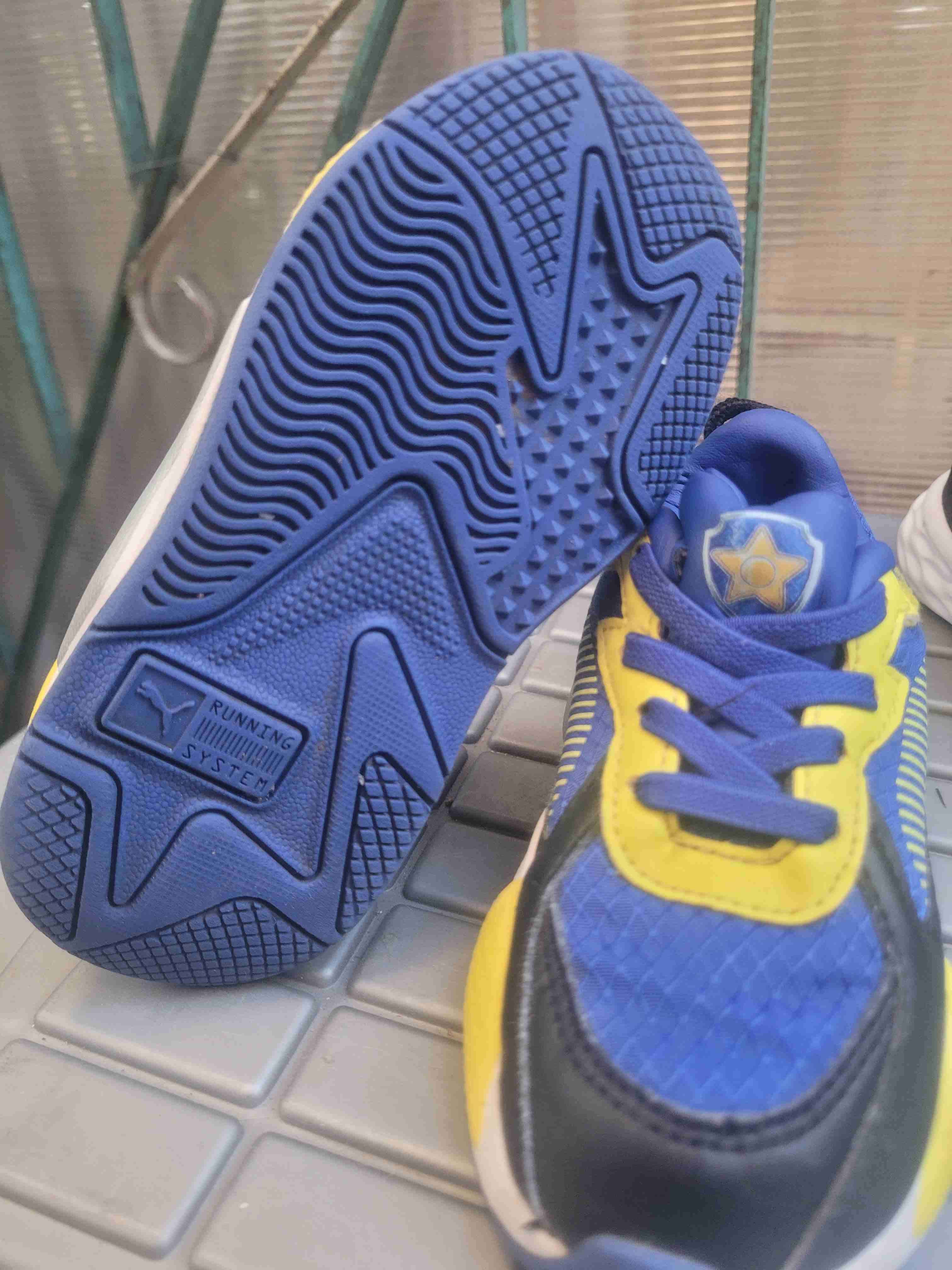 Zapatillas azules y amarillas deportivas - miniatura 3