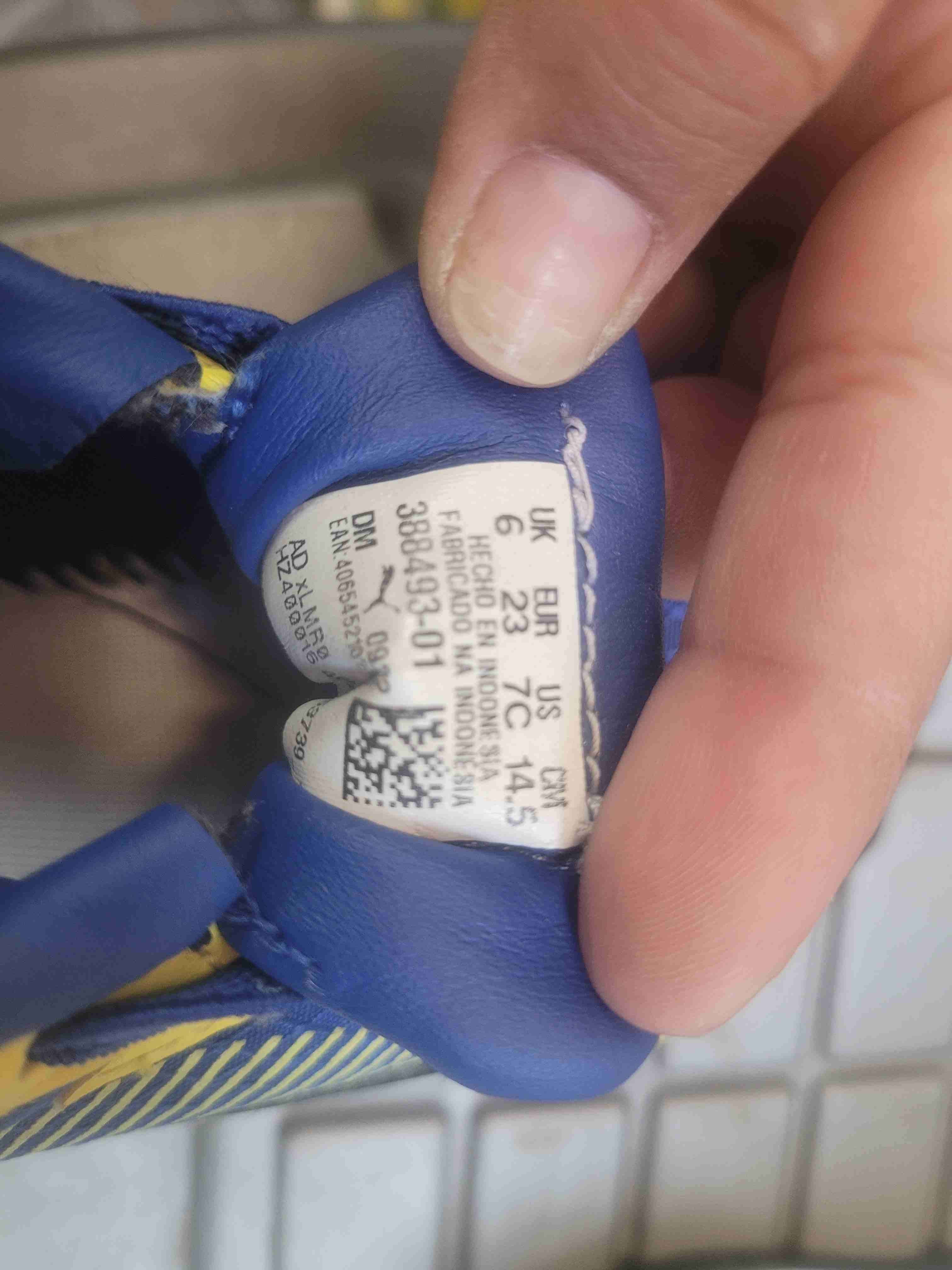 Zapatillas azules y amarillas deportivas - miniatura 4