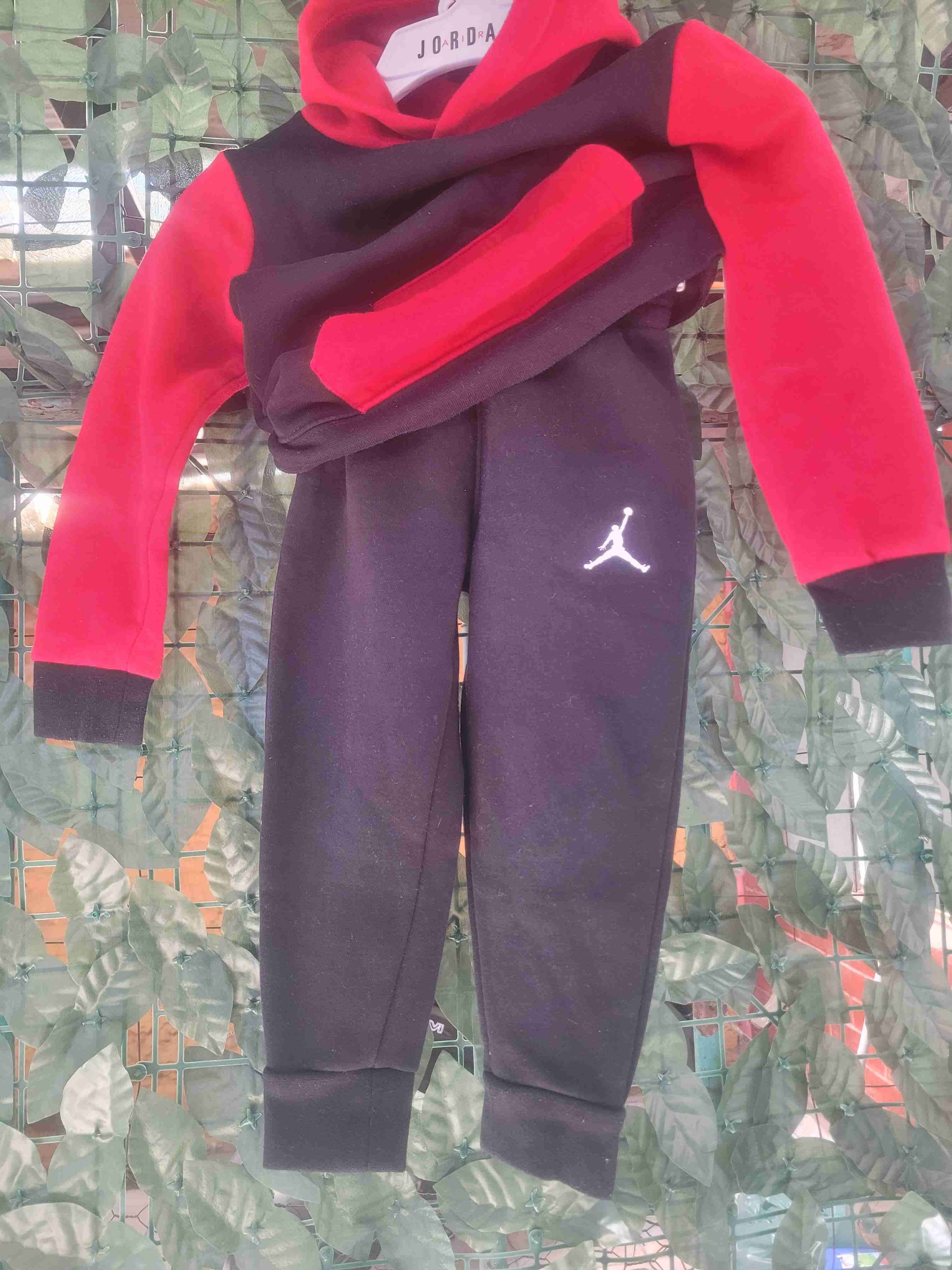 Conjunto de niño Jordan rojo y negro - miniatura 2